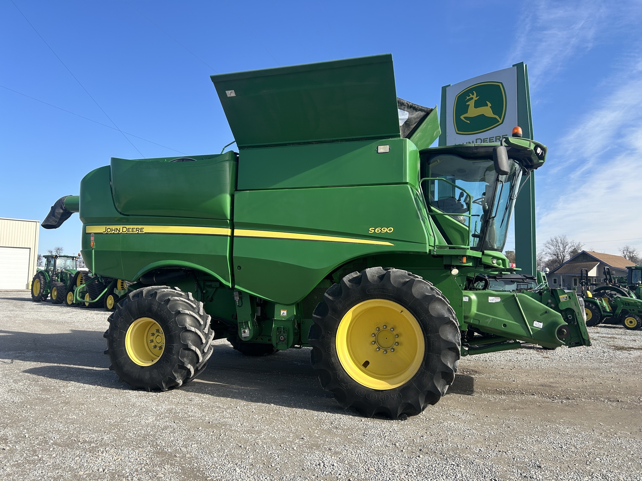 2012 John Deere S690 Combine