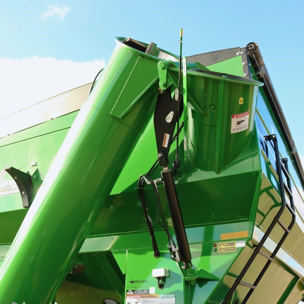2026 J&M 1522-20T Grain Cart