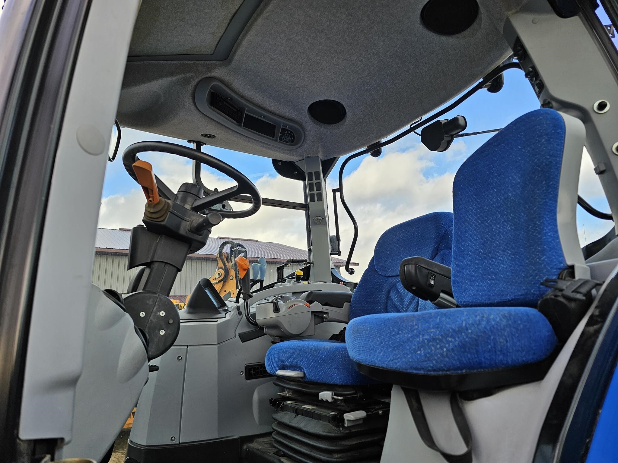 2009 New Holland T7060 Tractor