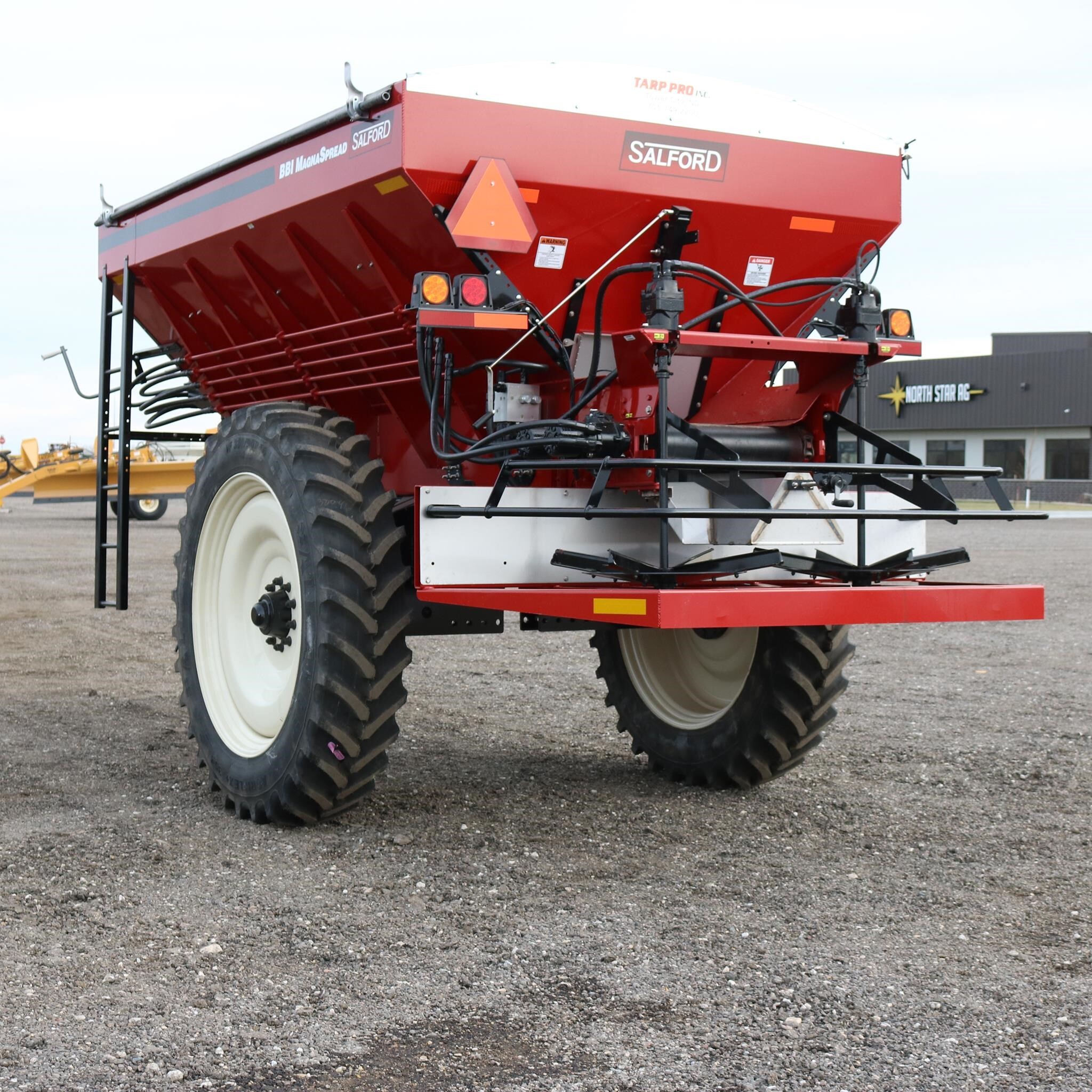 2025 Salford BBI MAGNASPREAD Pull-Type Fertilizer Spreader