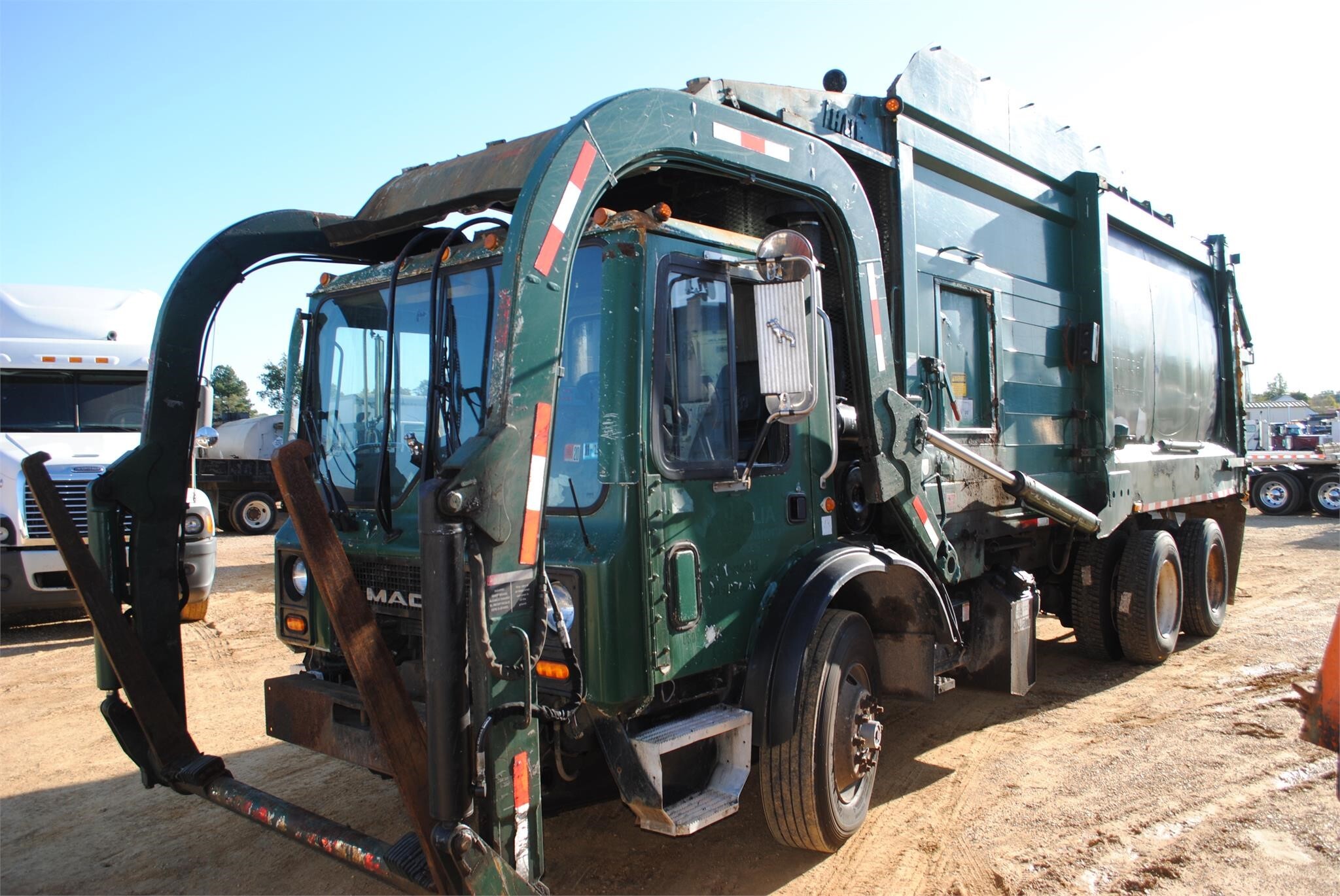 2007 Mack MR688S Semi Trucks/Trailer