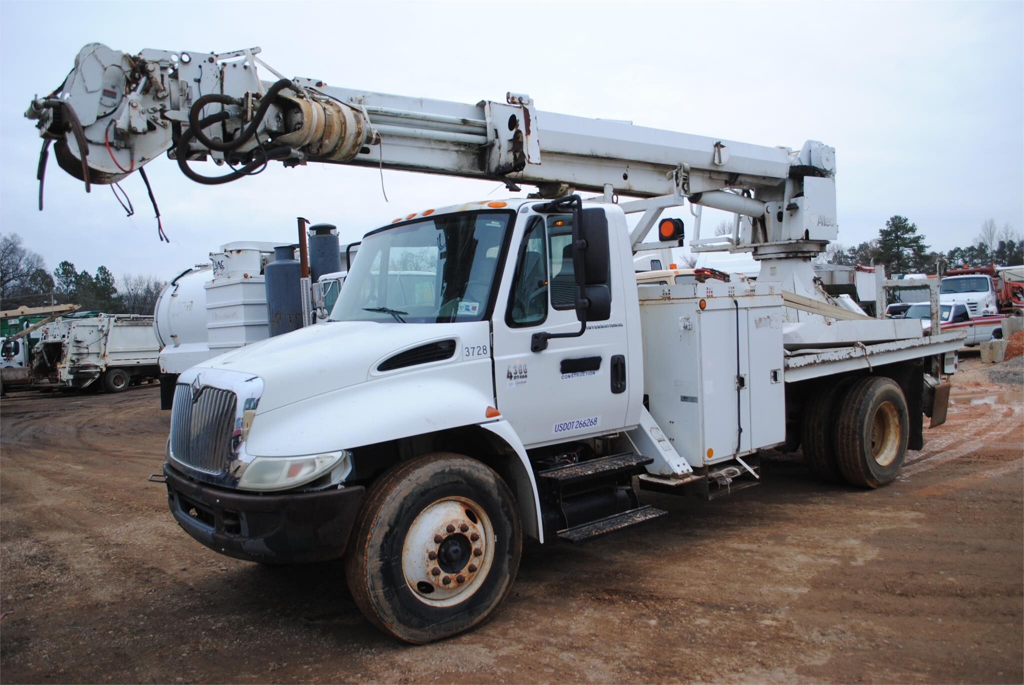 2005 Altec DM47TR Crane