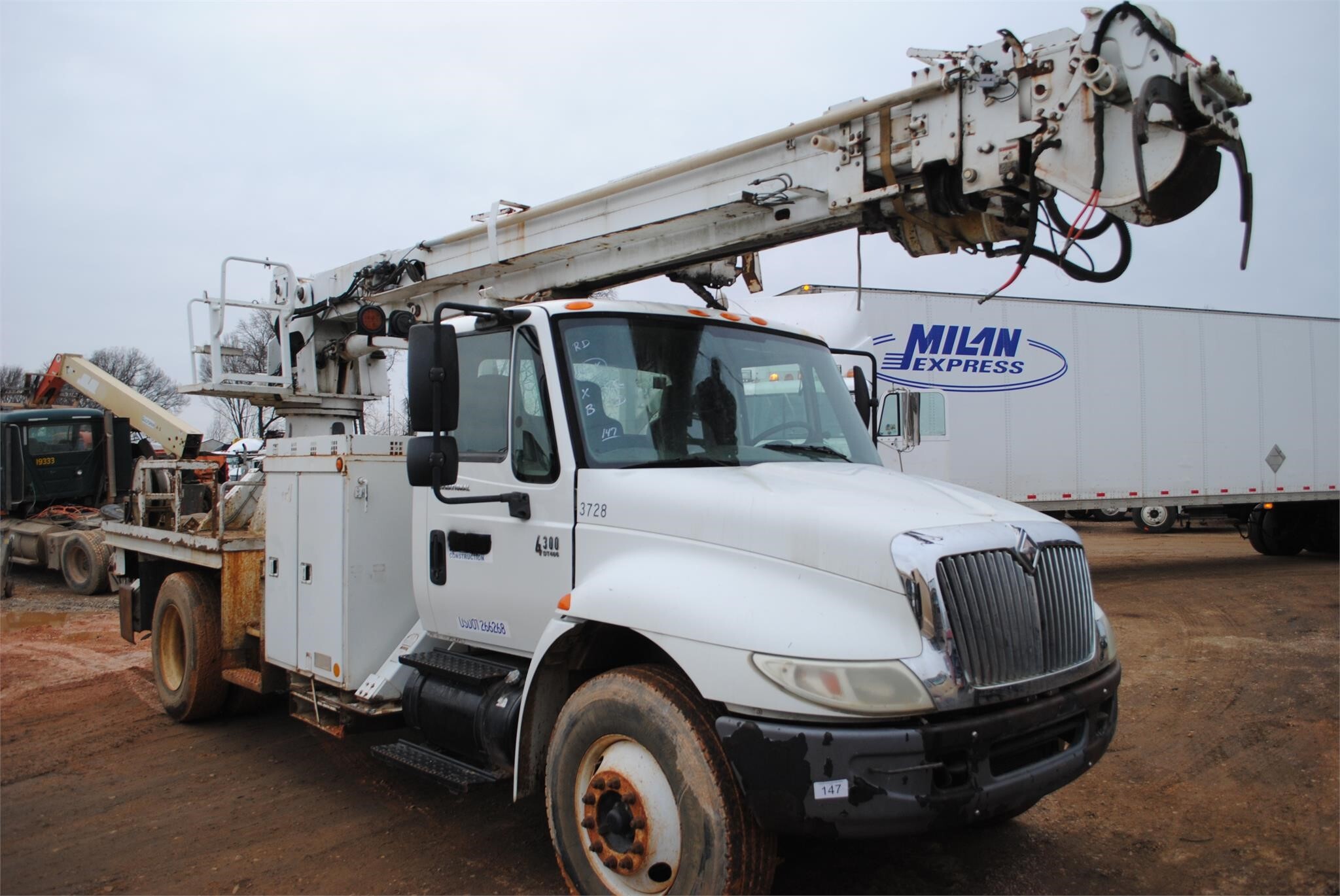 2005 Altec DM47TR Crane