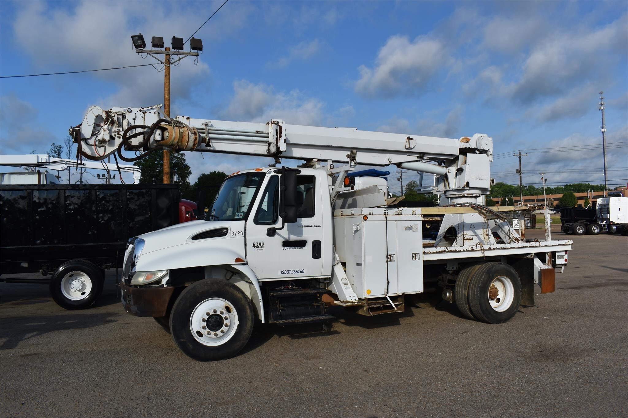 2005 Altec DM47TR Crane