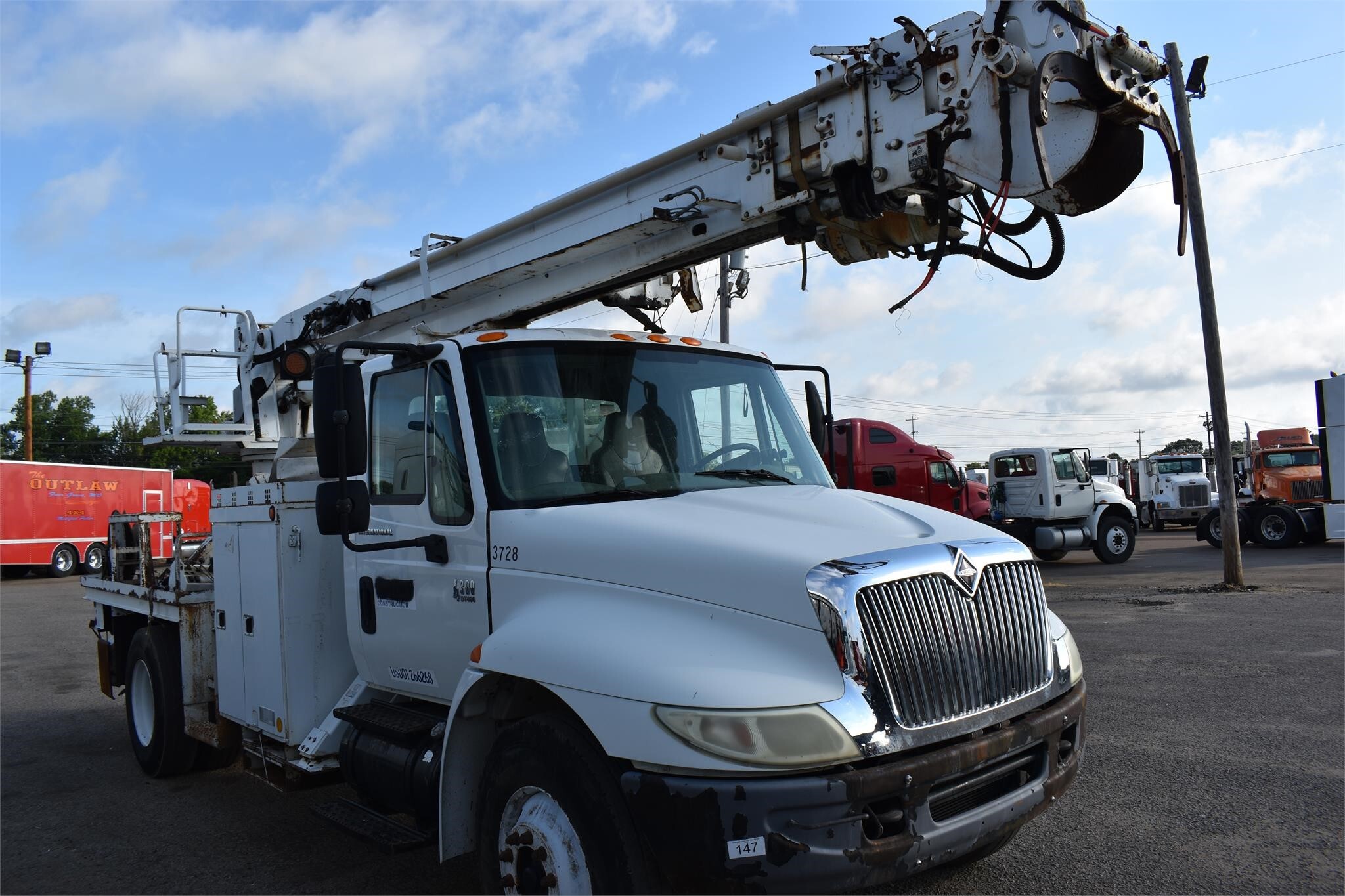 2005 Altec DM47TR Crane