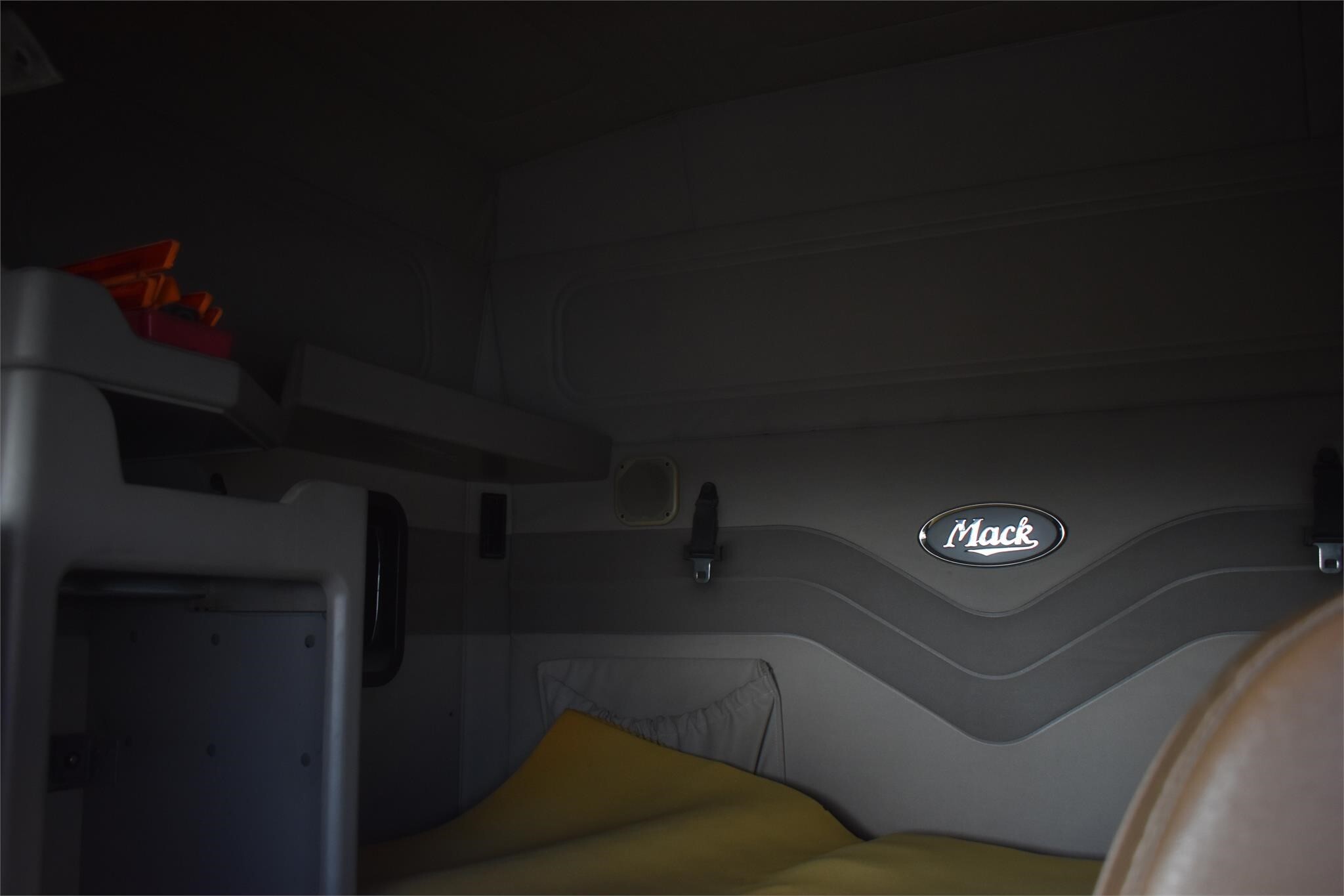 2004 Mack VISION CX613 Semi Trucks/Trailer