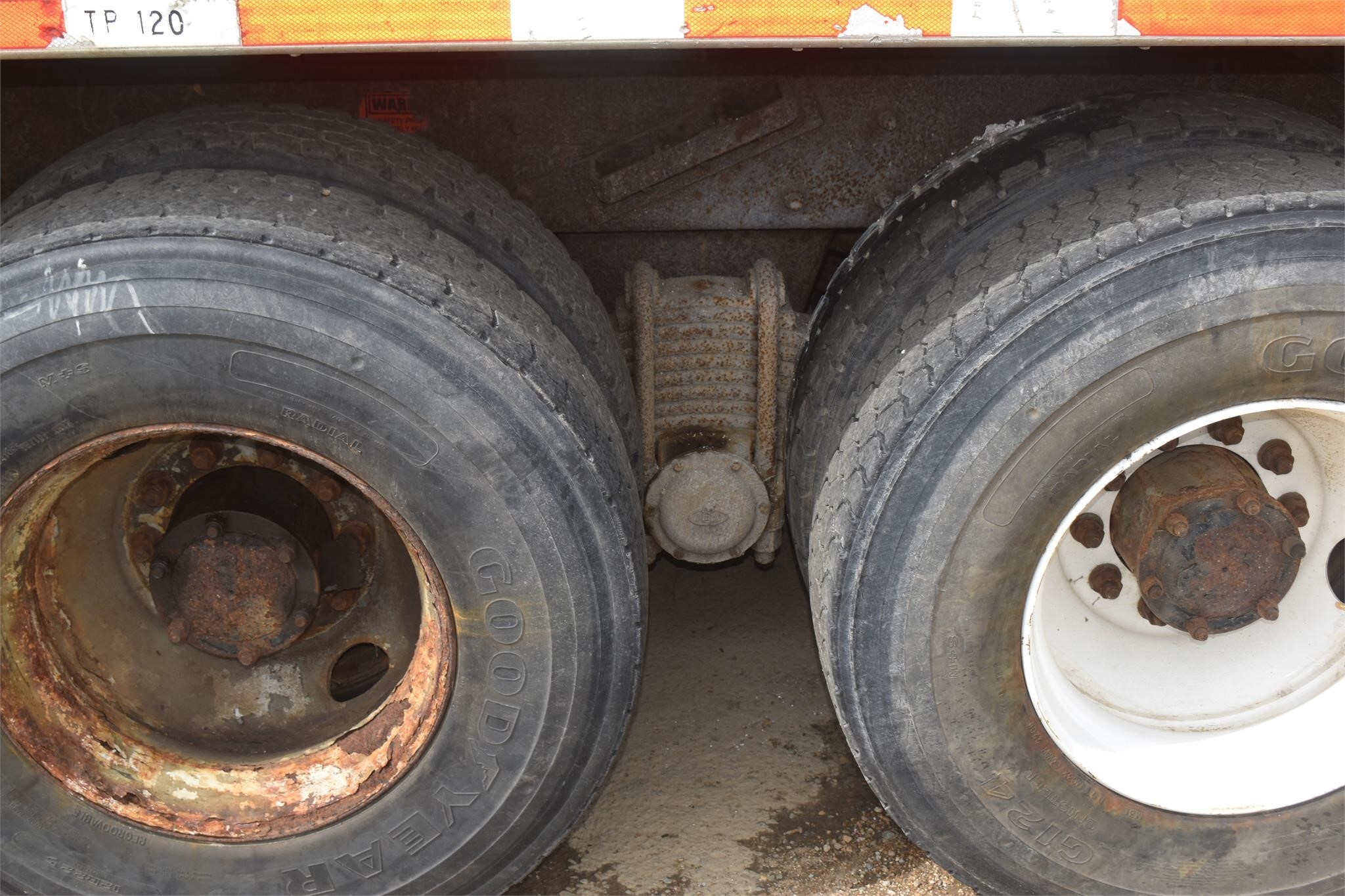 2002 Mack RD688S Semi Trucks/Trailer