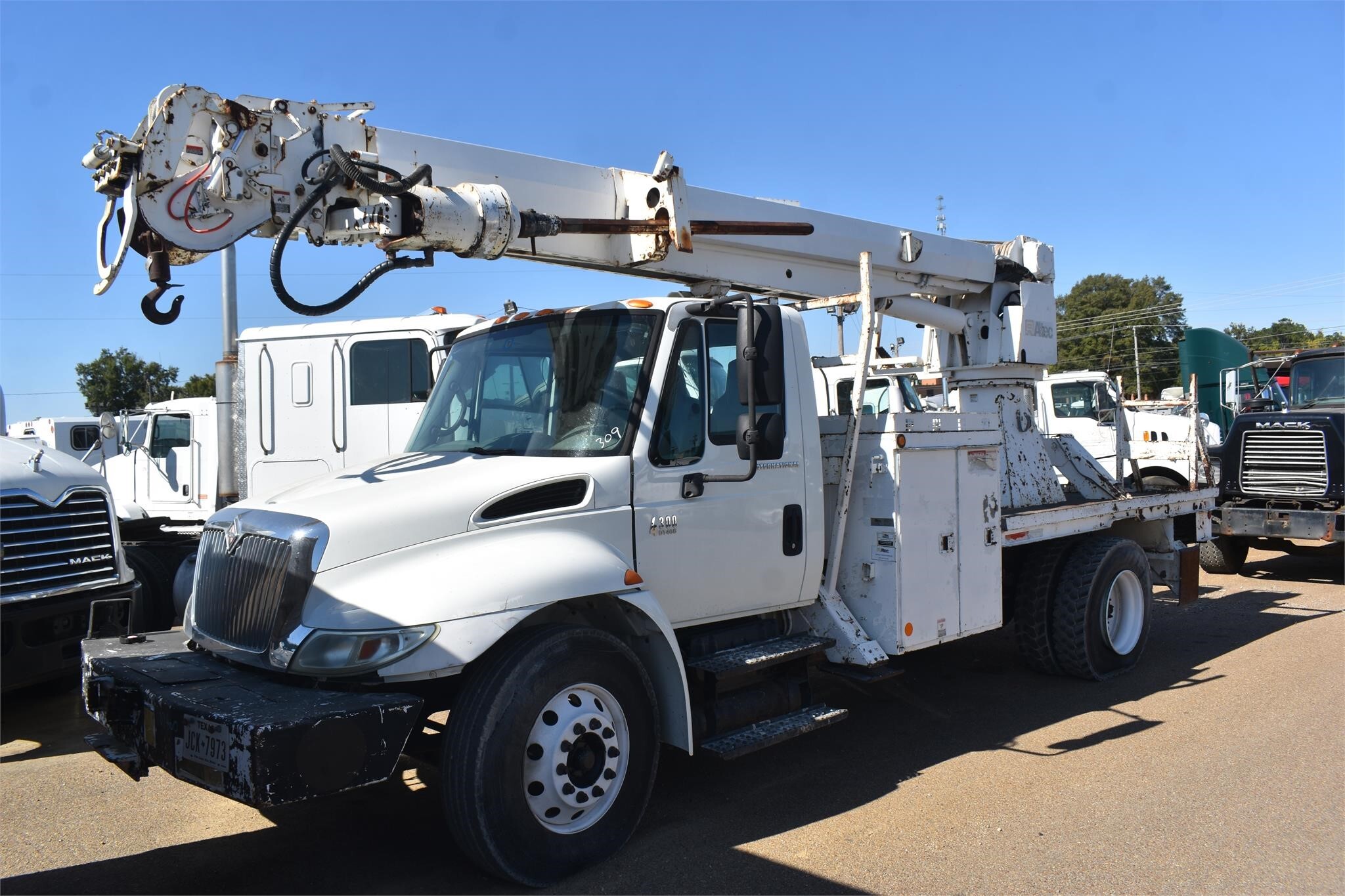 2006 Altec DM47TR Crane