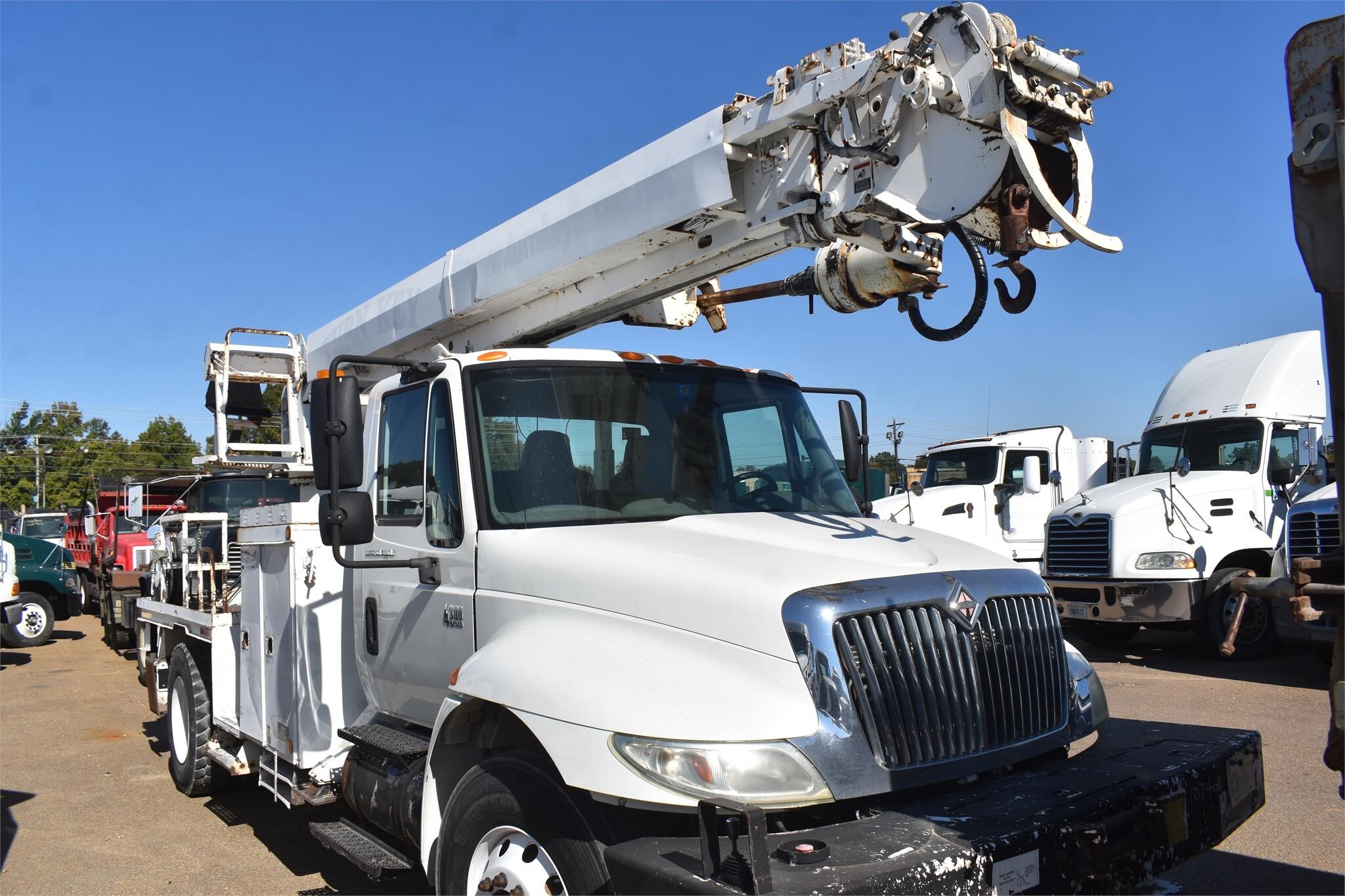 2006 Altec DM47TR Crane