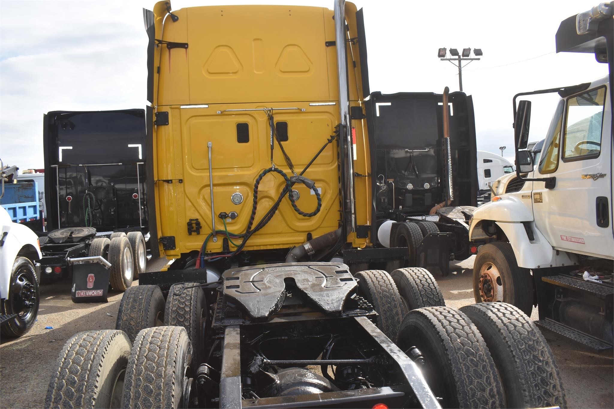 2011 Freightliner Cascadia 125 Semi Trucks/Trailer