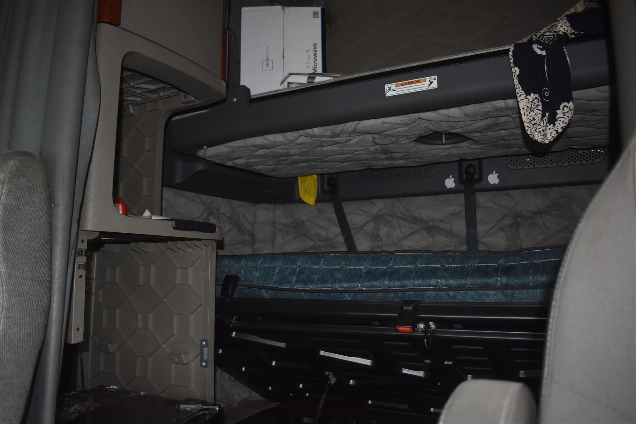 2011 Freightliner Cascadia 125 Semi Trucks/Trailer