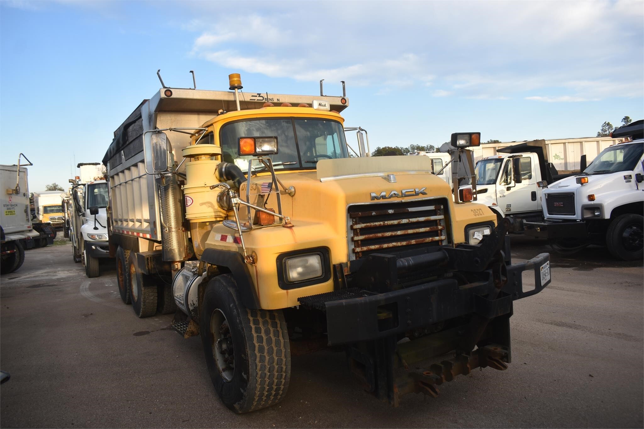 2001 Mack RD688S Semi Trucks/Trailer