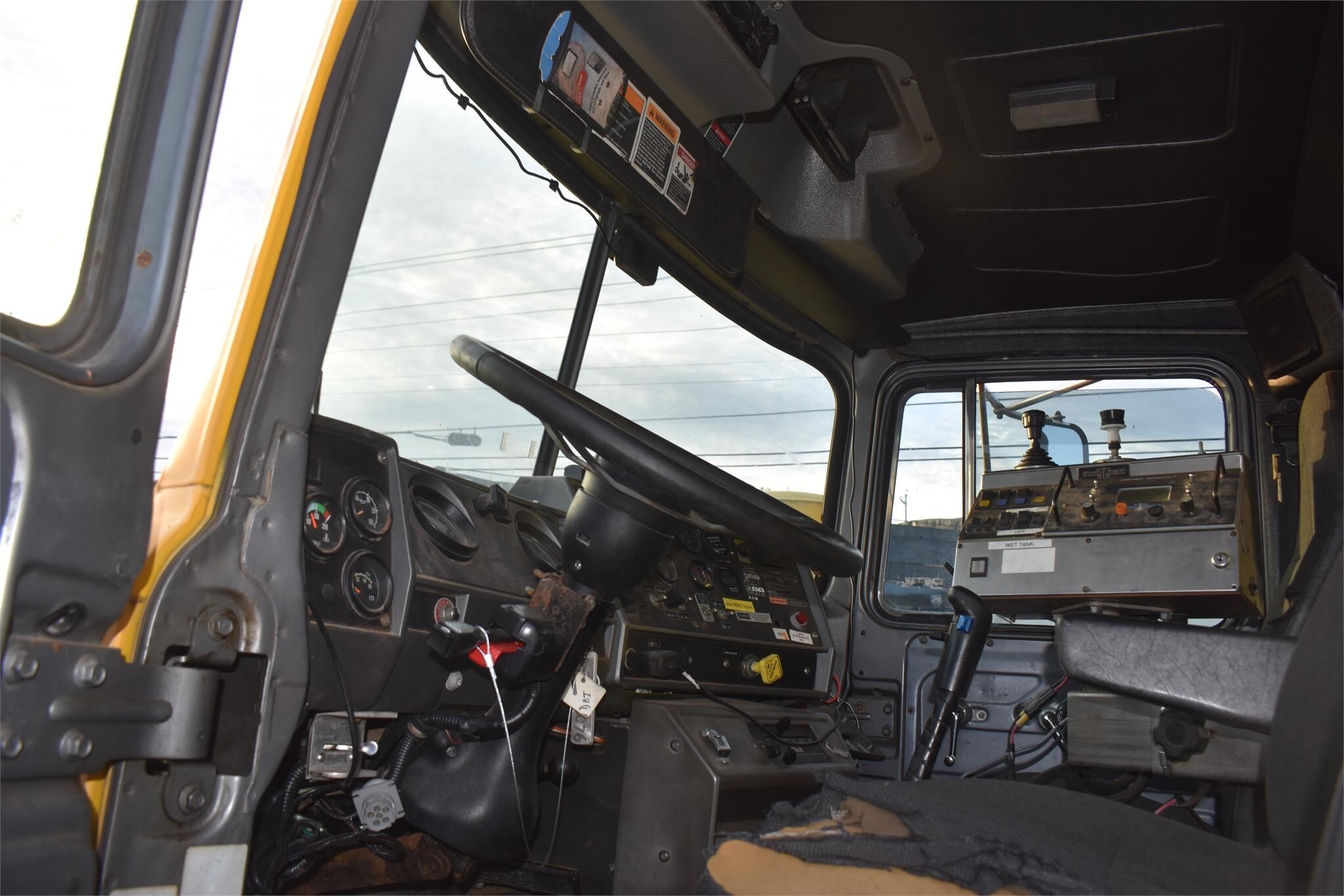 2001 Mack RD688S Semi Trucks/Trailer