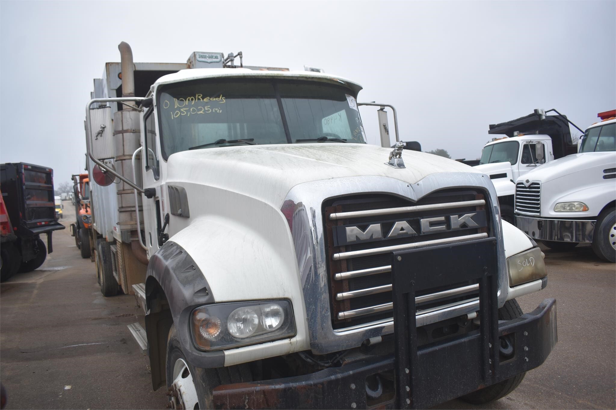 2009 Mack GU713 Semi Trucks/Trailer