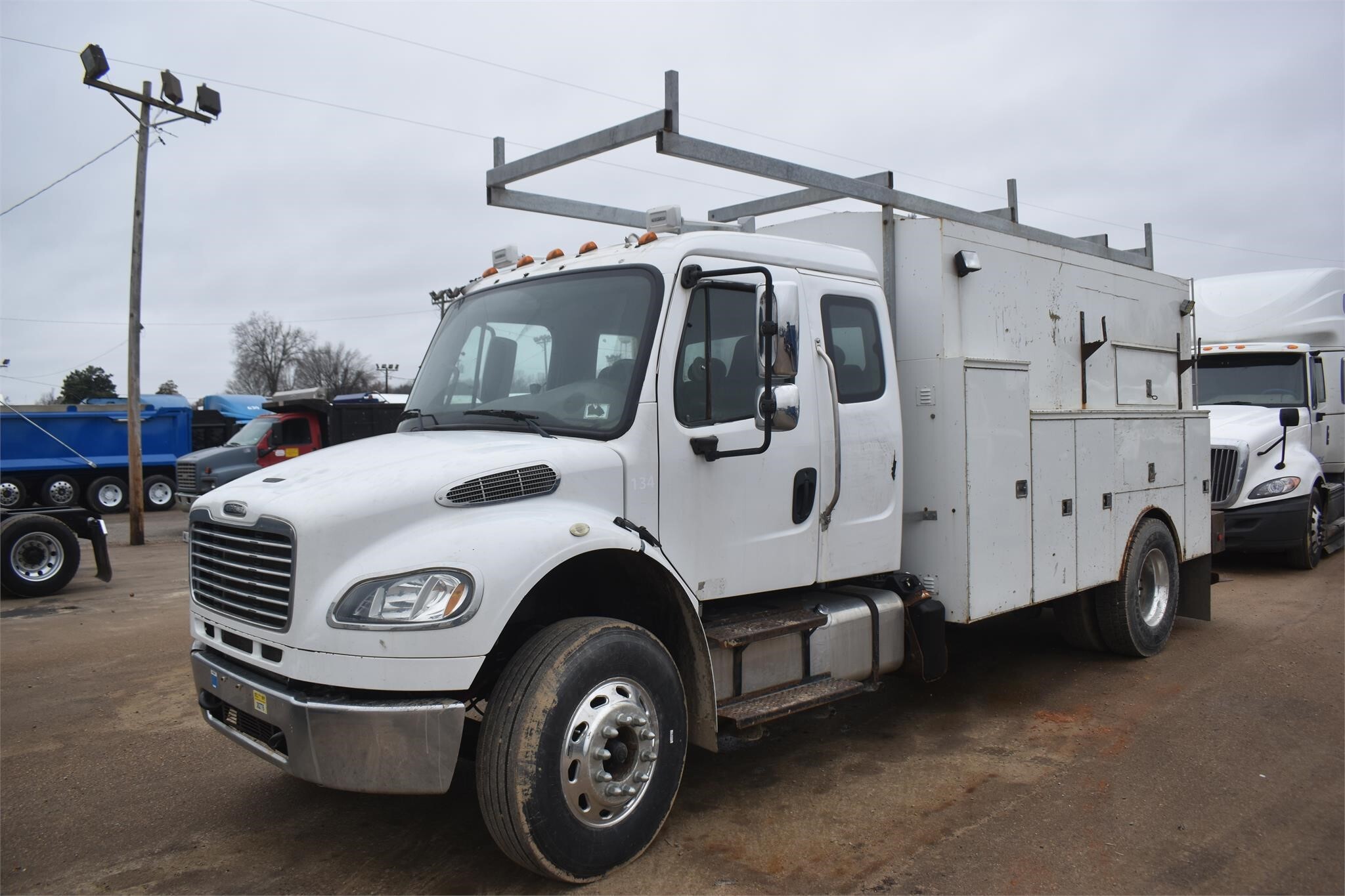 2013 Freightliner BUSINESS CLASS M2 106 Semi Trucks/Trailer