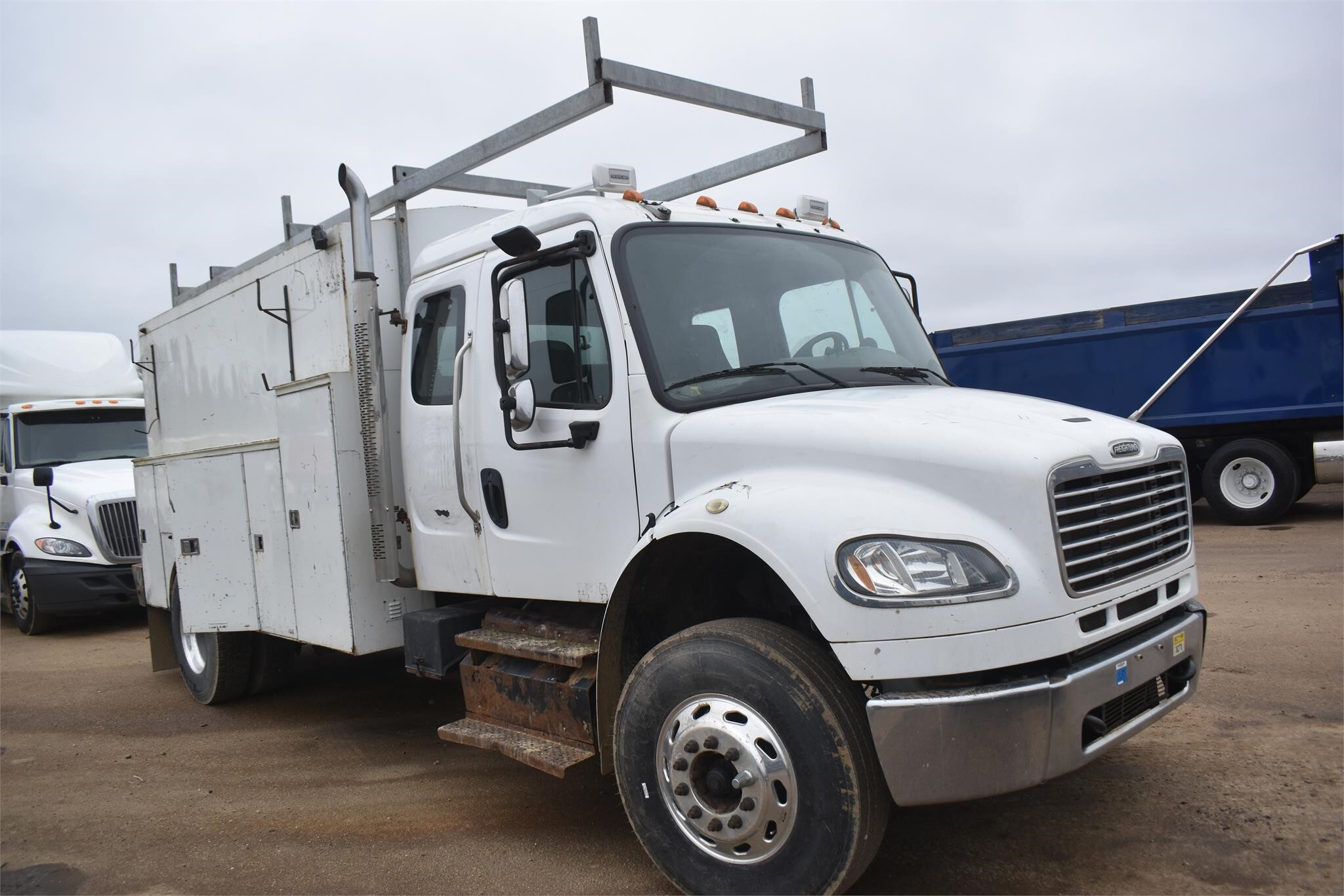 2013 Freightliner BUSINESS CLASS M2 106 Semi Trucks/Trailer