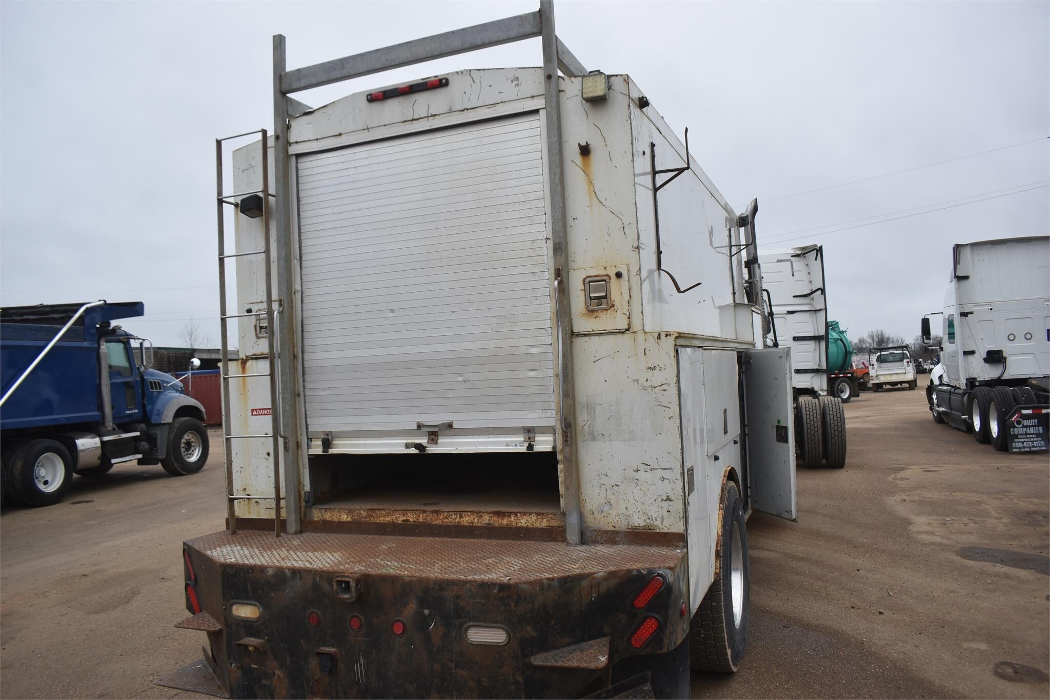 2013 Freightliner BUSINESS CLASS M2 106 Semi Trucks/Trailer