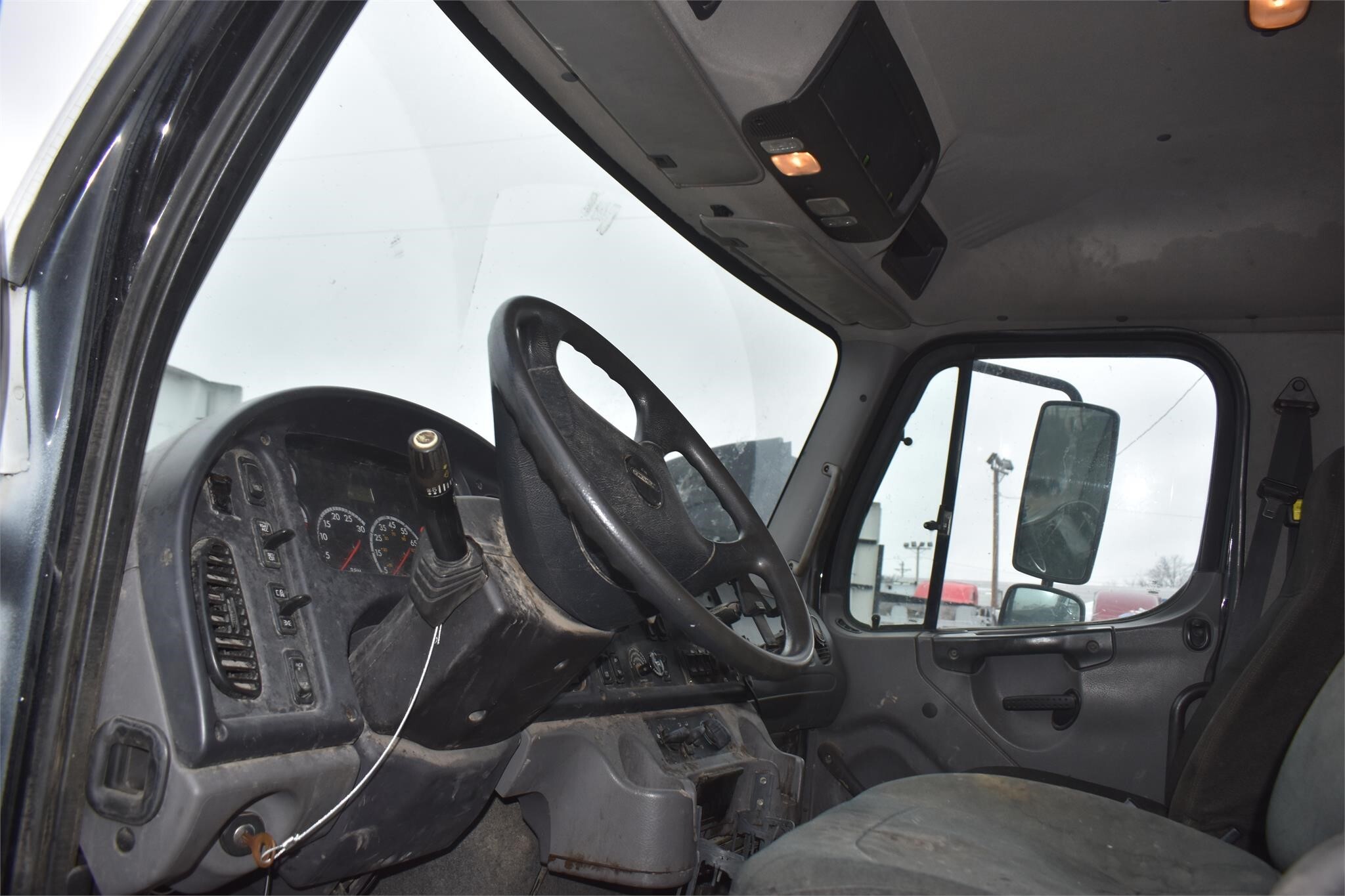 2013 Freightliner BUSINESS CLASS M2 106 Semi Trucks/Trailer