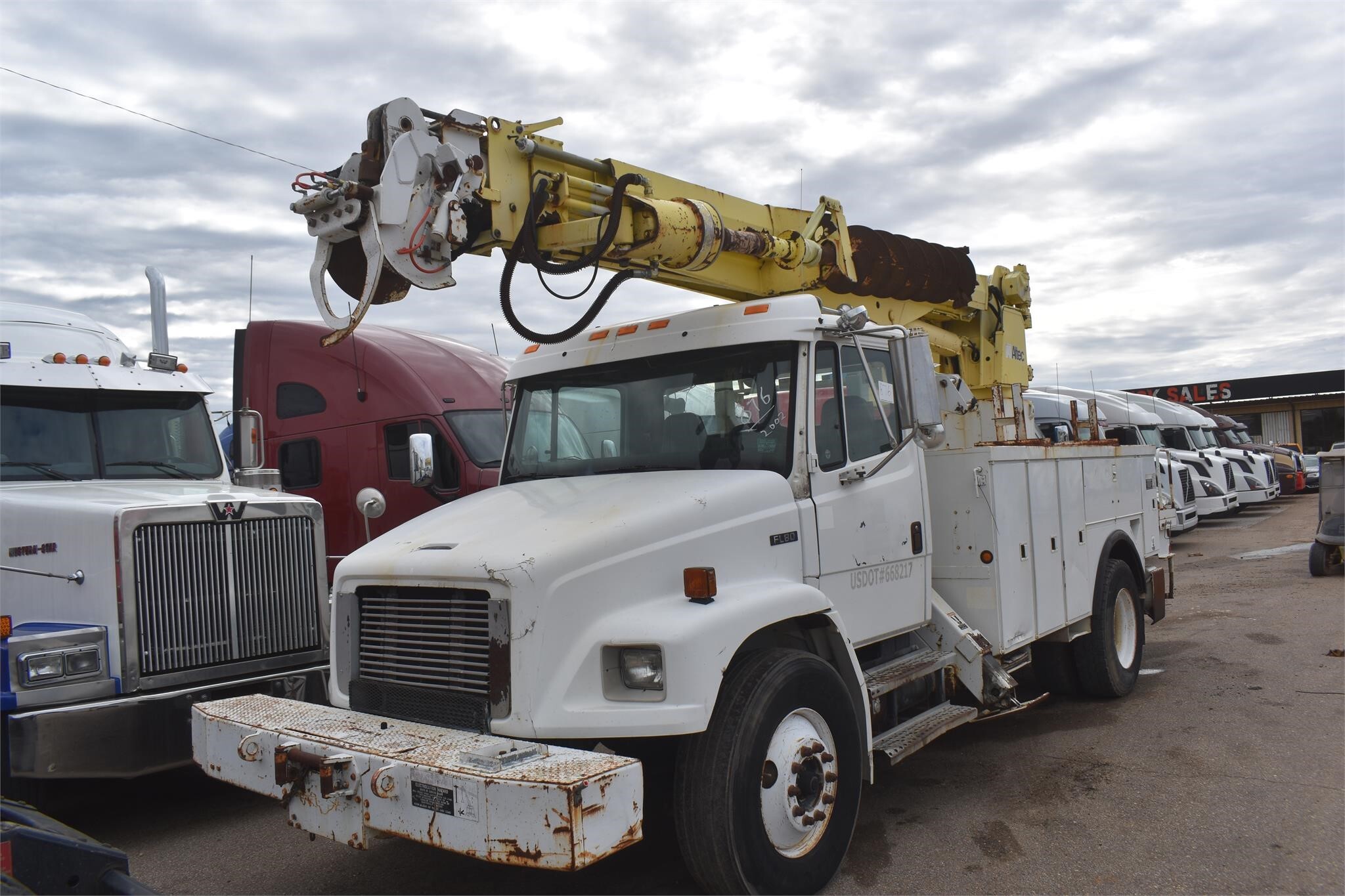 2002 Altec D945TR Crane