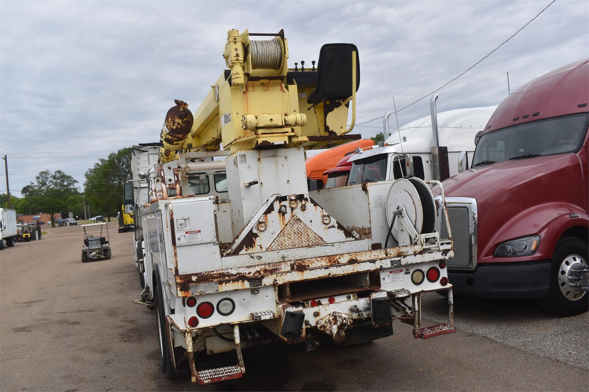 2002 Altec D945TR Crane