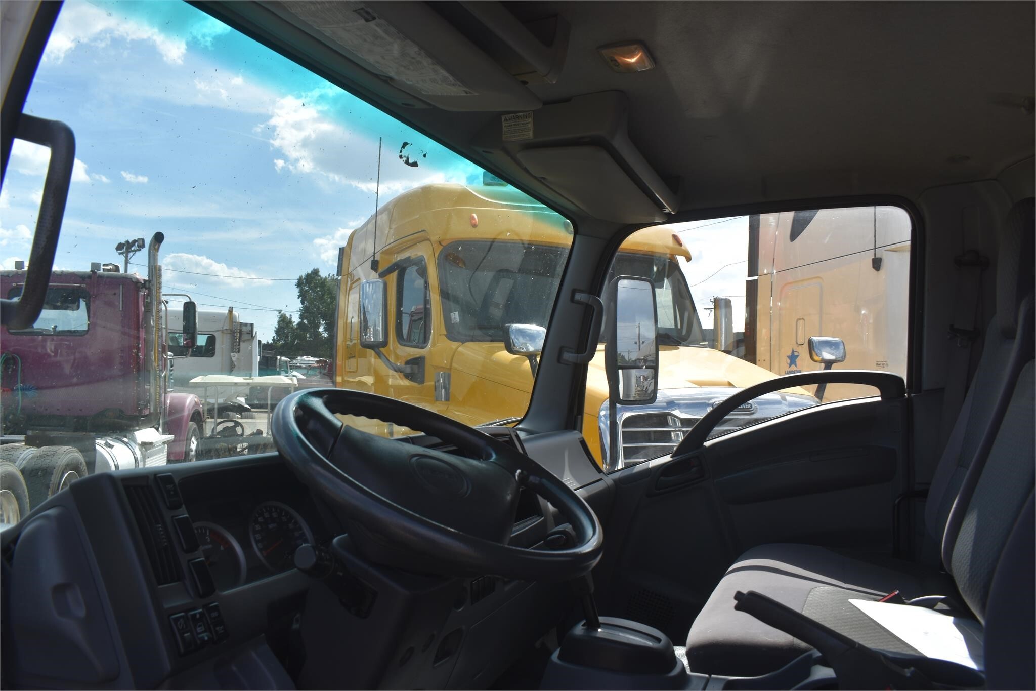 2015 Isuzu NPR XD Box Trucks/Trailer