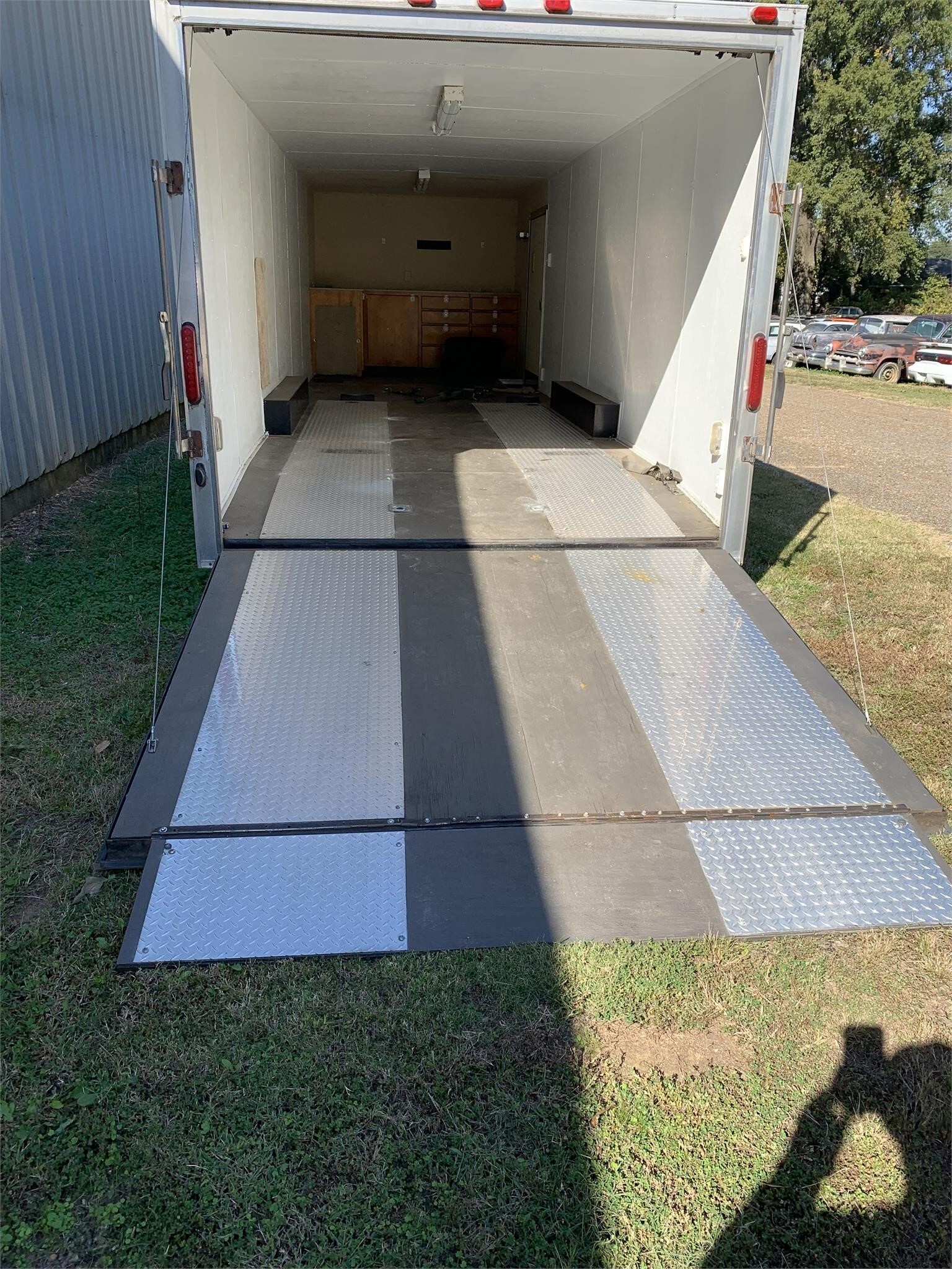 2006 VINTAGE TRAILERS 28 FT CAR TRAILER Box Trucks/Trailer