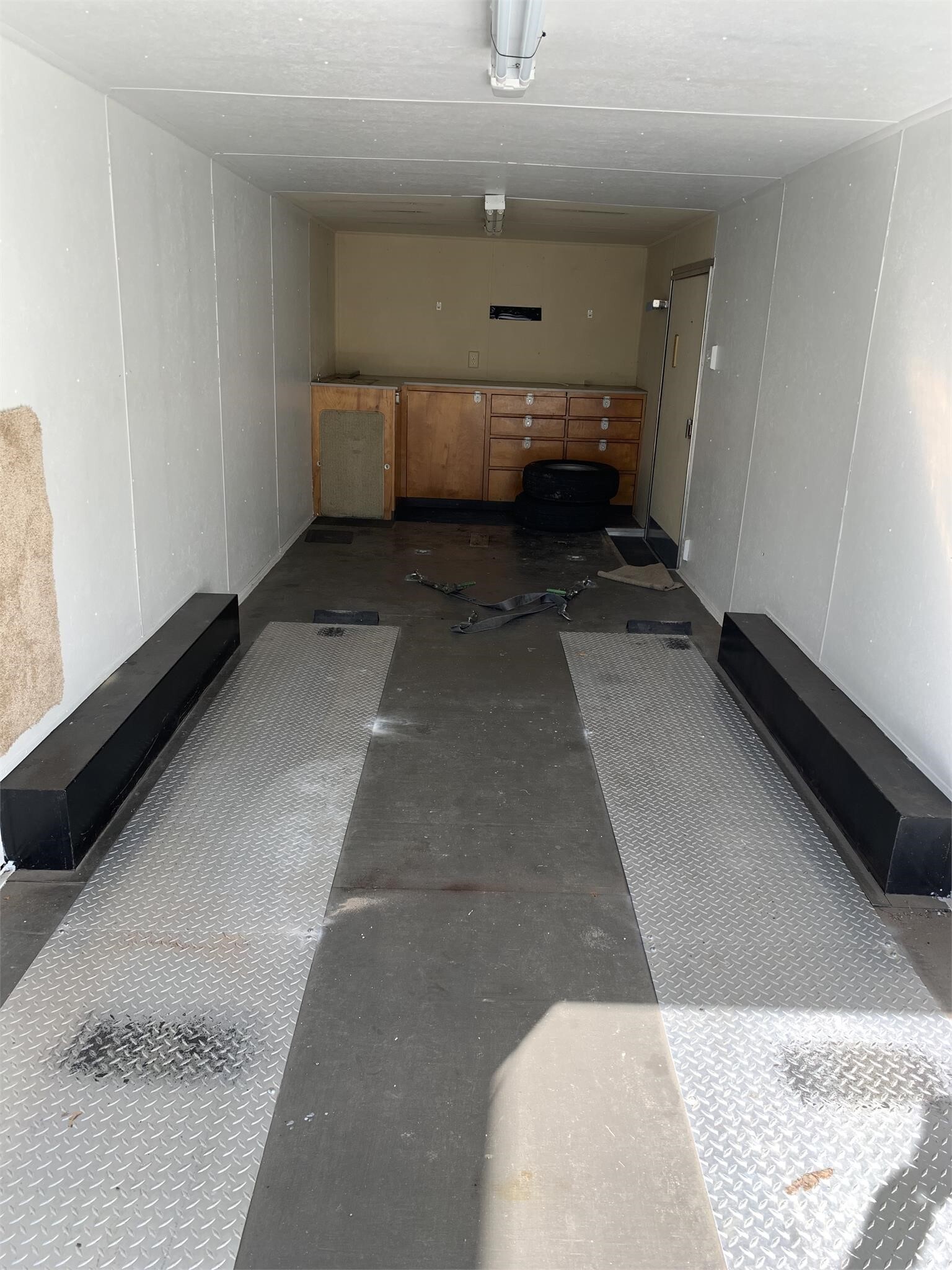 2006 VINTAGE TRAILERS 28 FT CAR TRAILER Box Trucks/Trailer