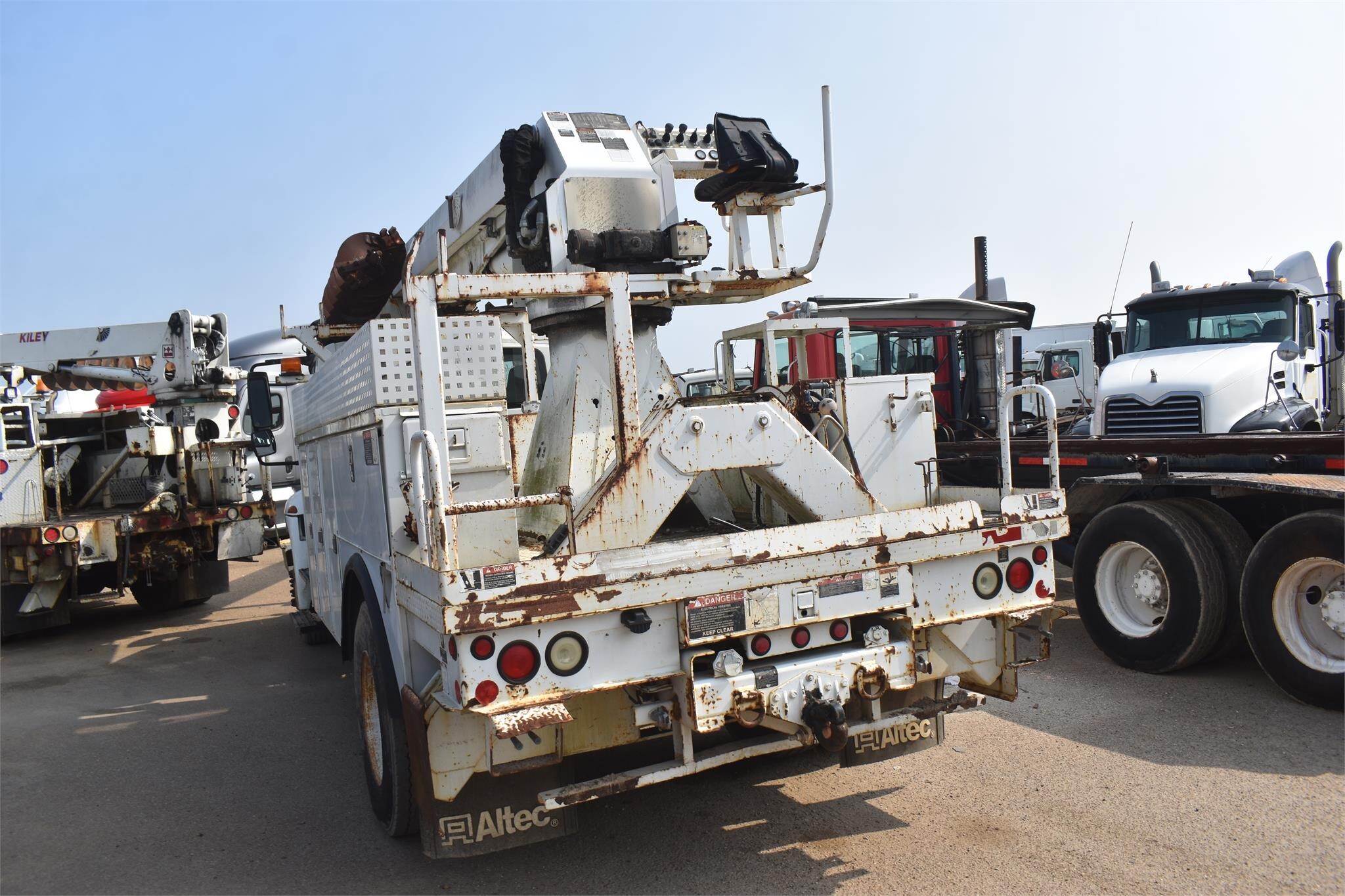 2011 Altec DM47TR Crane