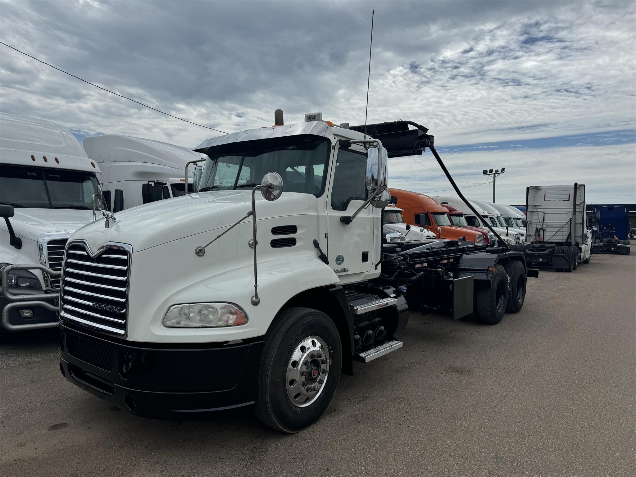 2017 Mack PINNACLE CXU613 Semi Trucks/Trailer