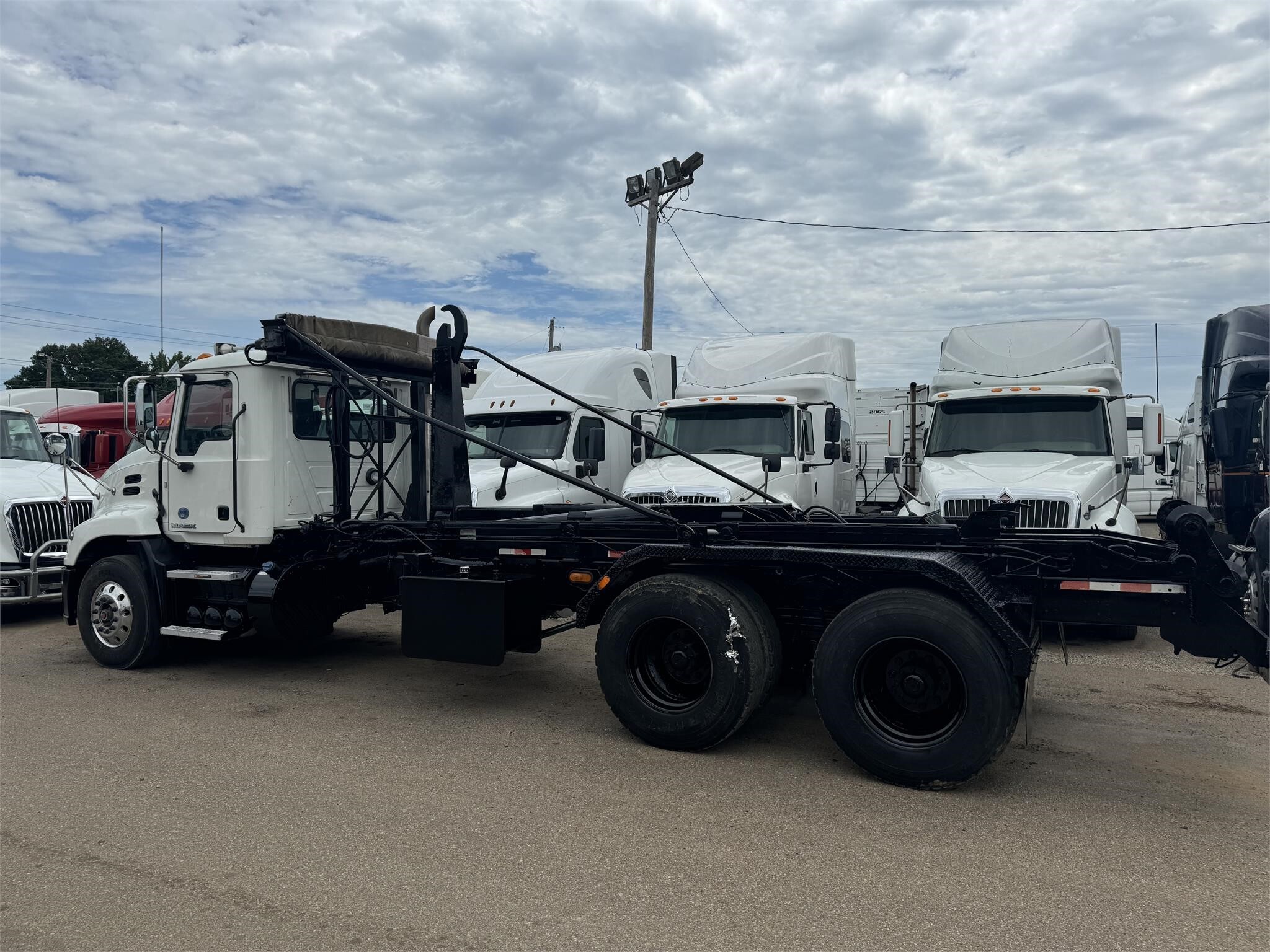 2017 Mack PINNACLE CXU613 Semi Trucks/Trailer