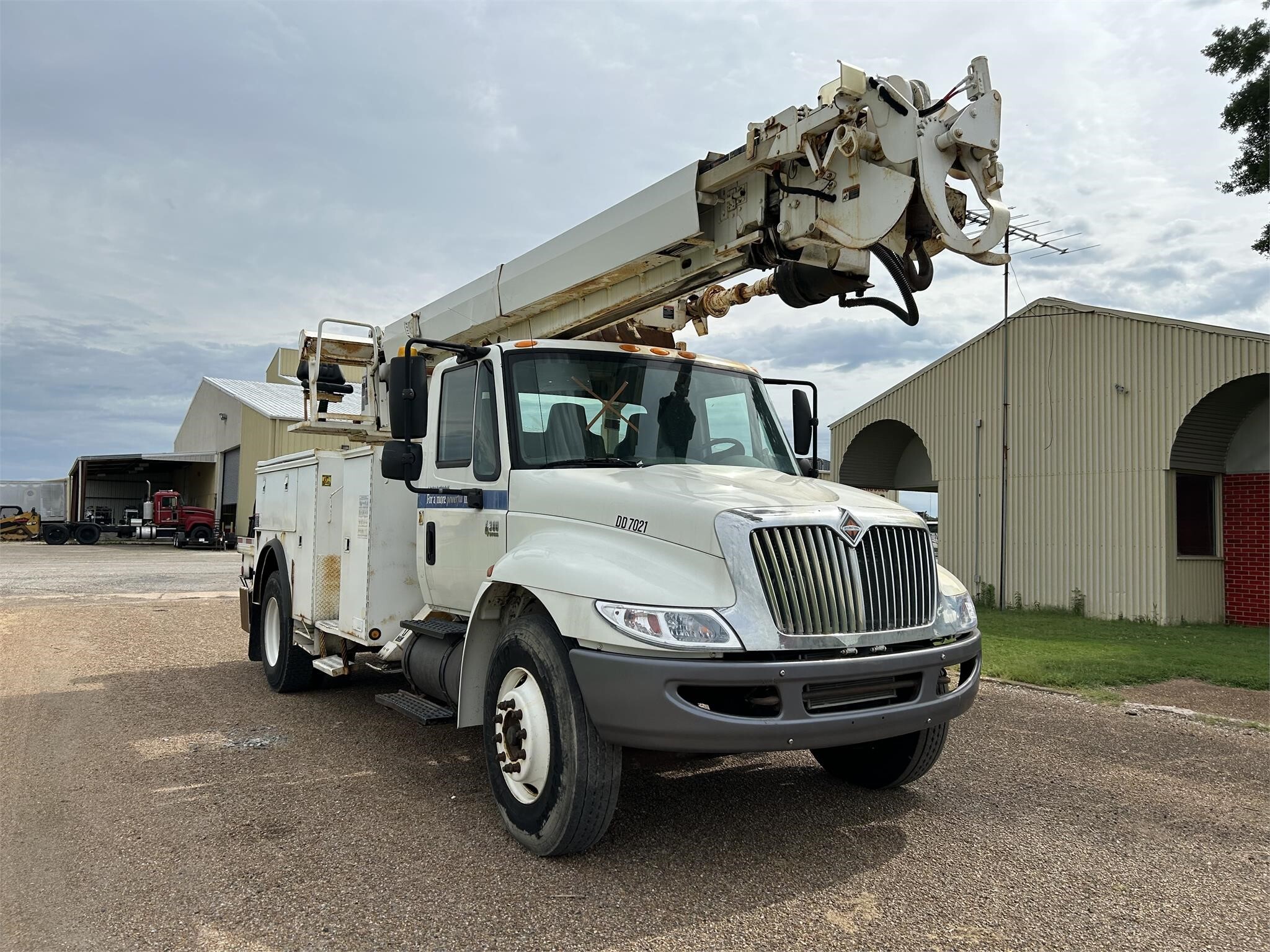 2006 Altec DM47TR Crane