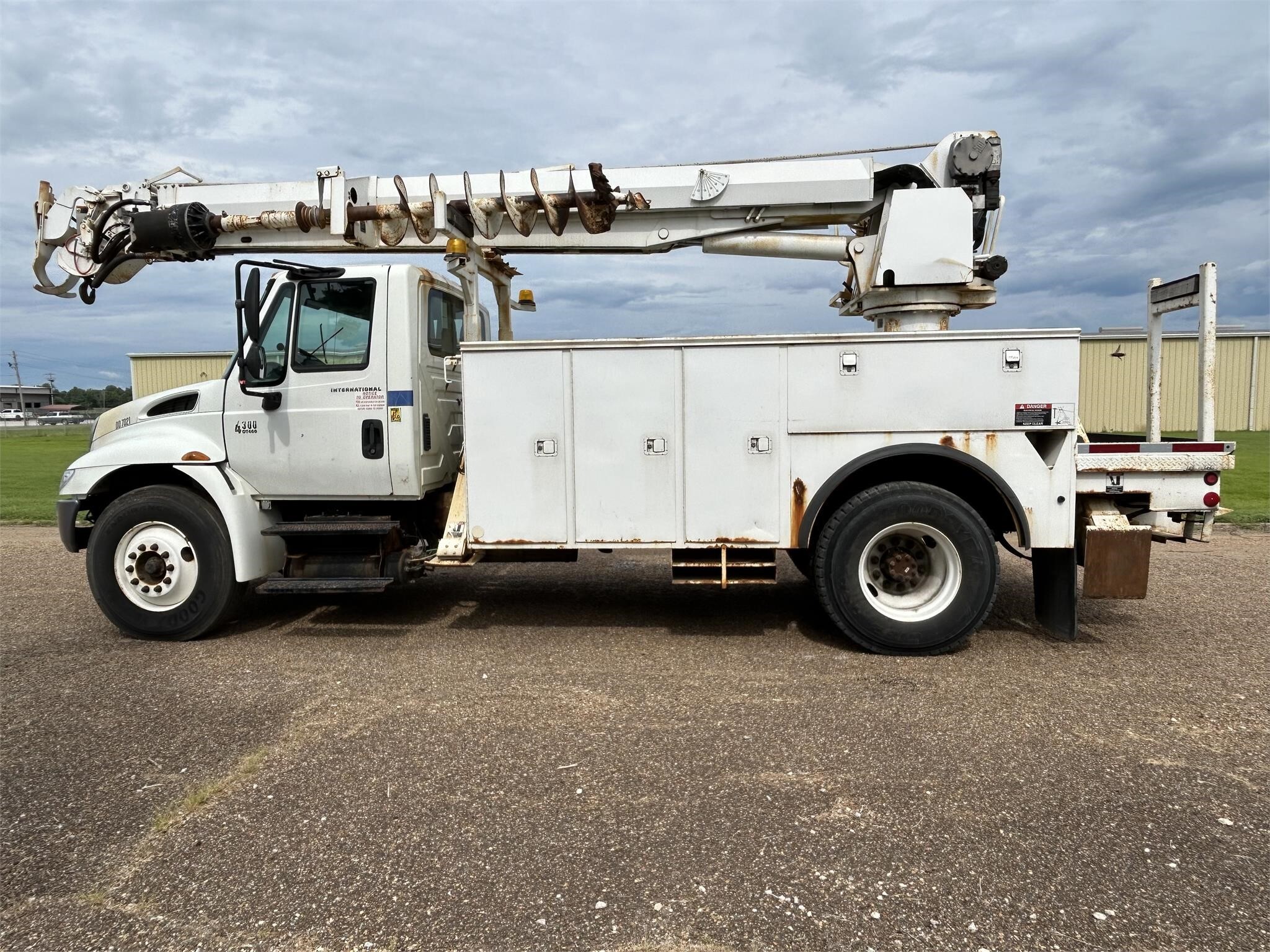2006 Altec DM47TR Crane