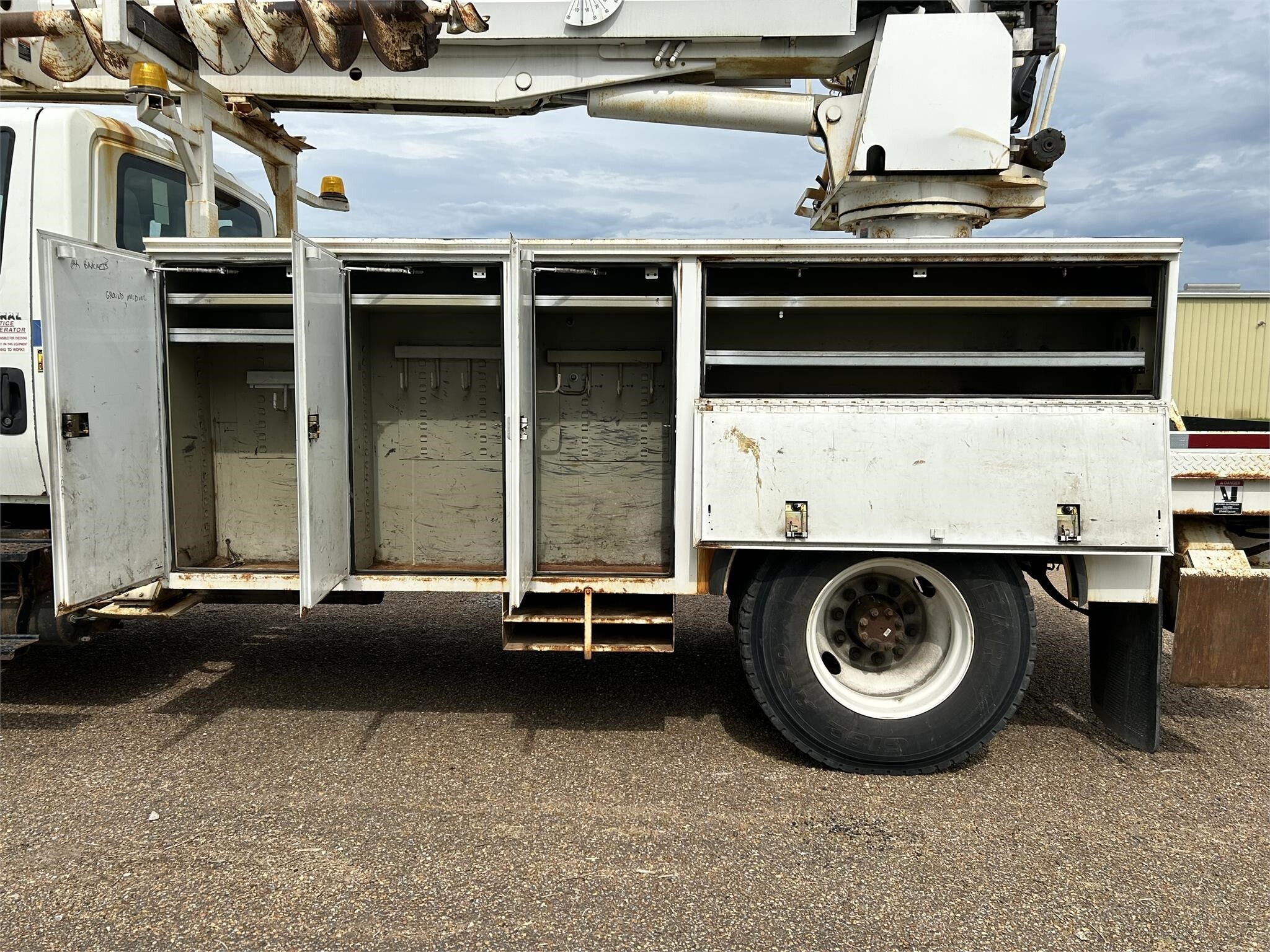 2006 Altec DM47TR Crane