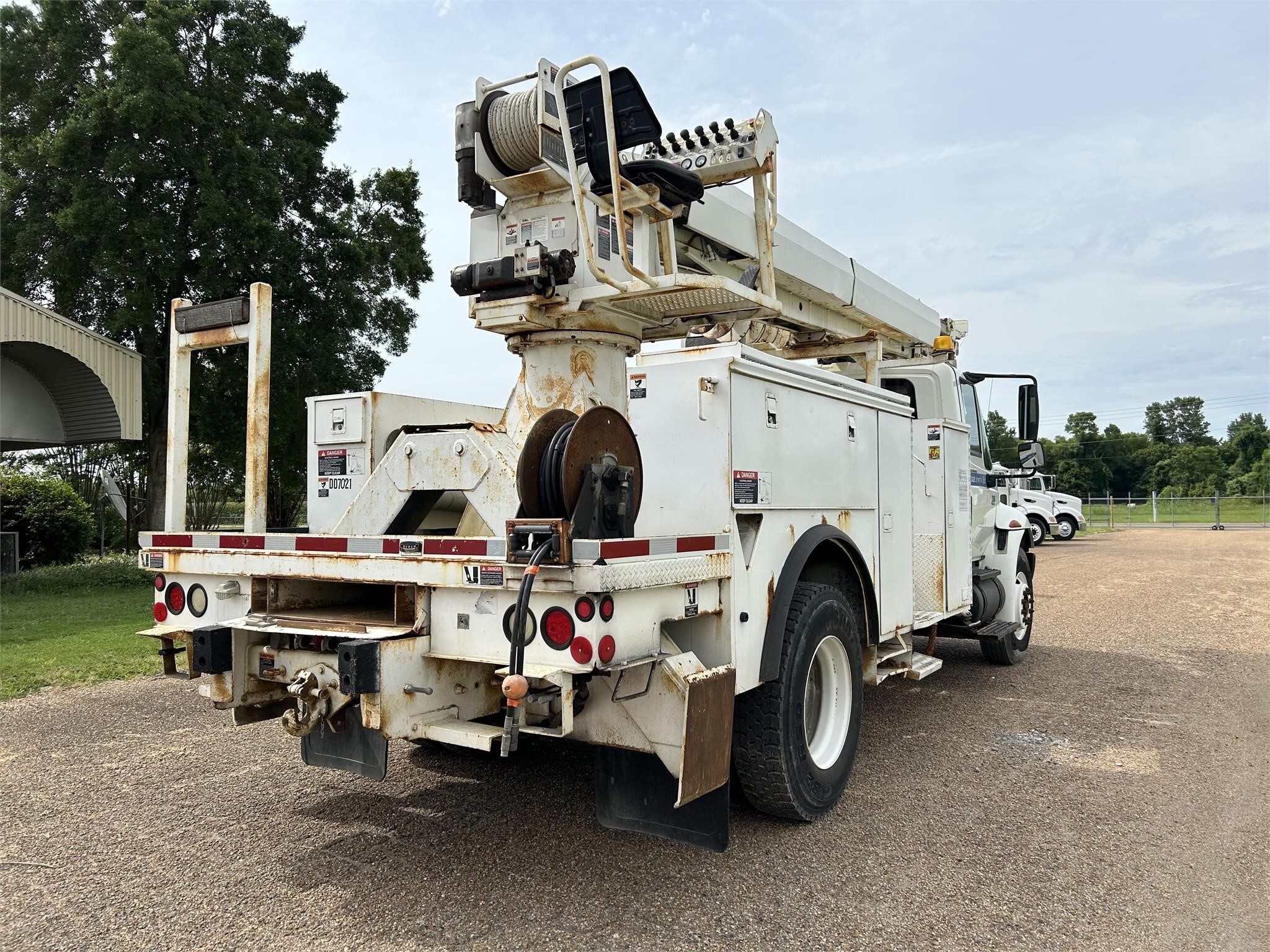 2006 Altec DM47TR Crane