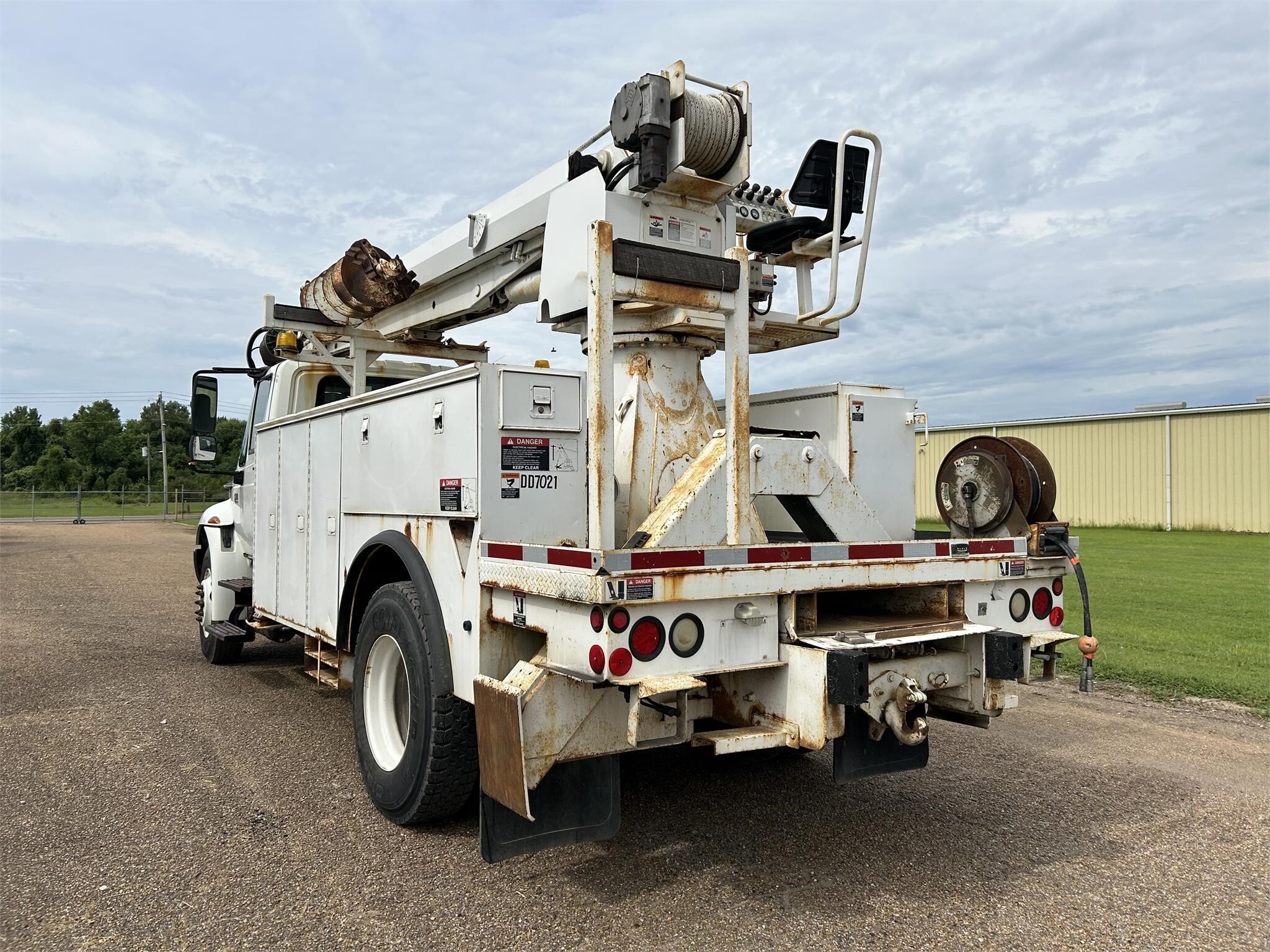 2006 Altec DM47TR Crane