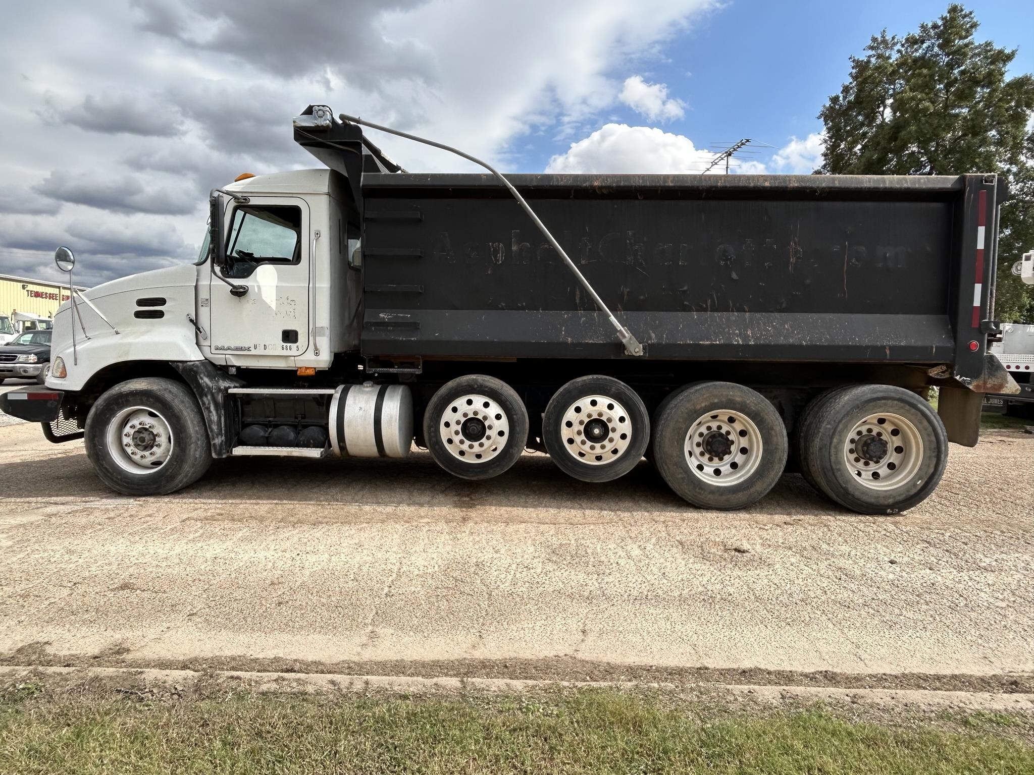 2008 Mack PINNACLE CXU613 Semi Trucks/Trailer
