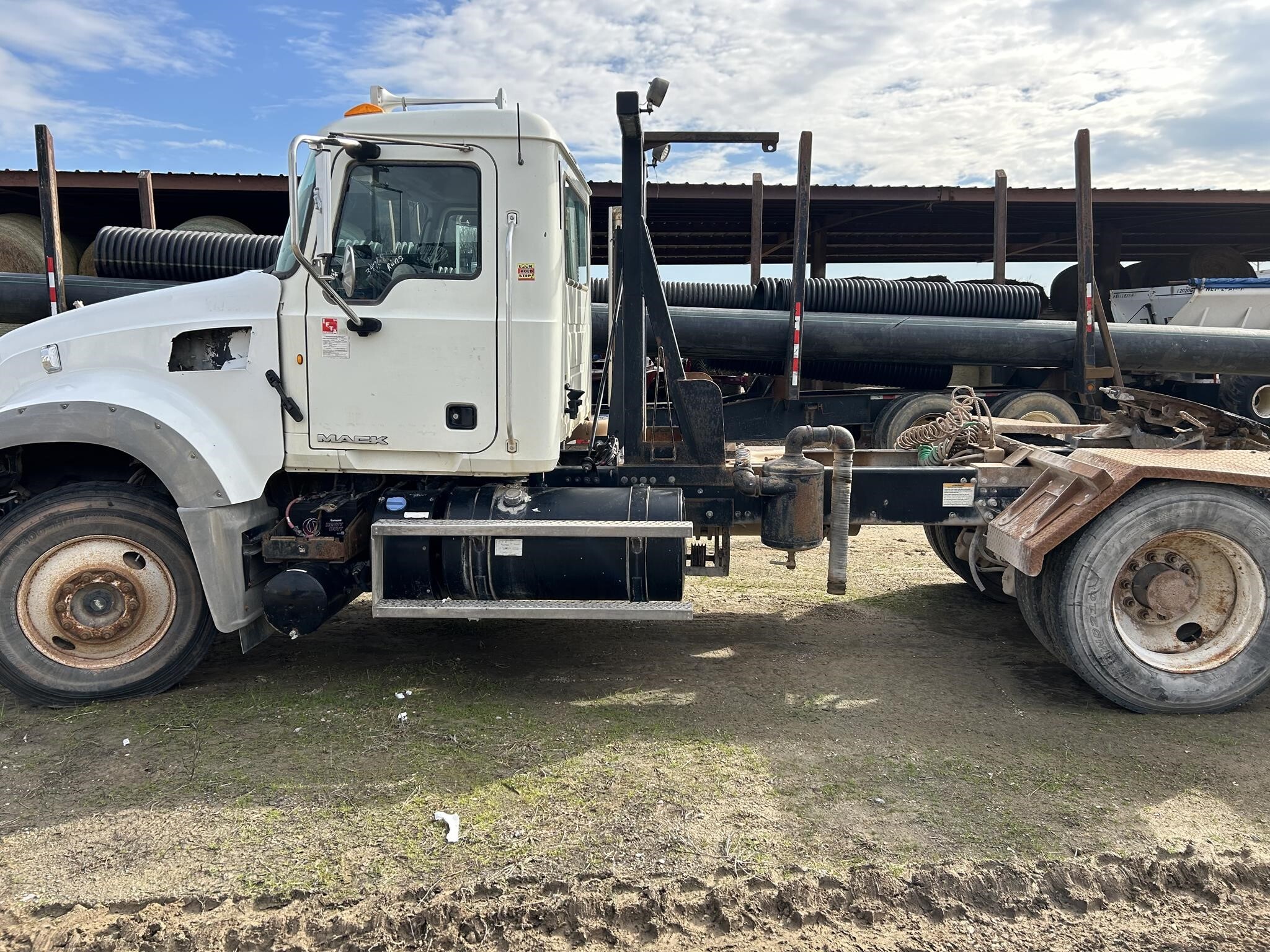 2014 Mack GU713 Semi Trucks/Trailer