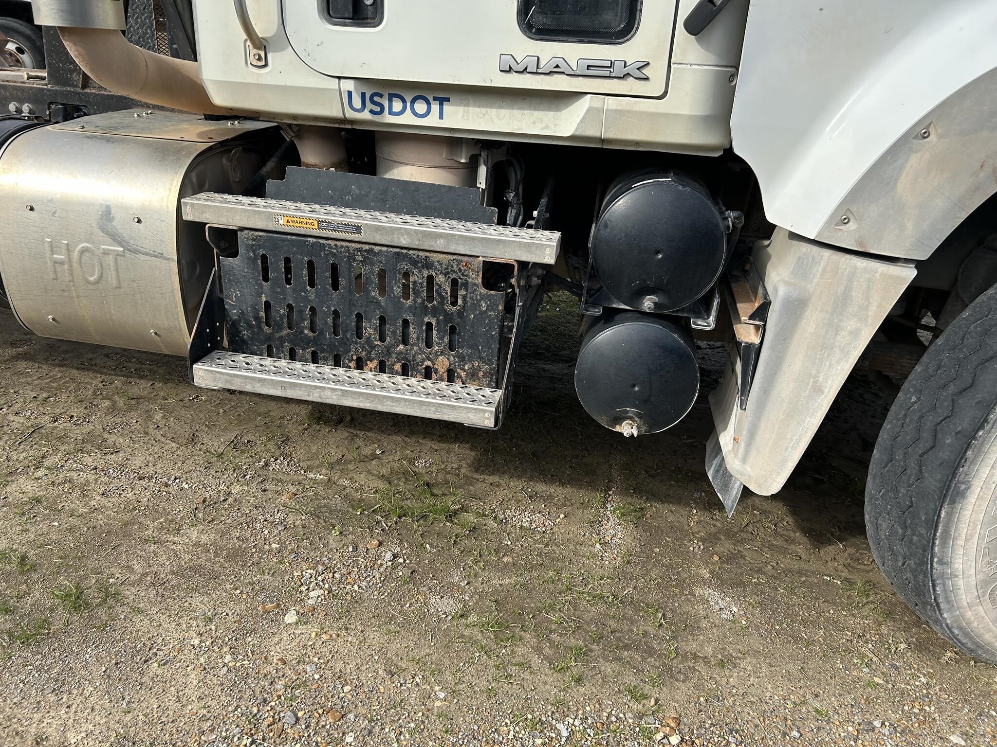 2014 Mack GU713 Semi Trucks/Trailer