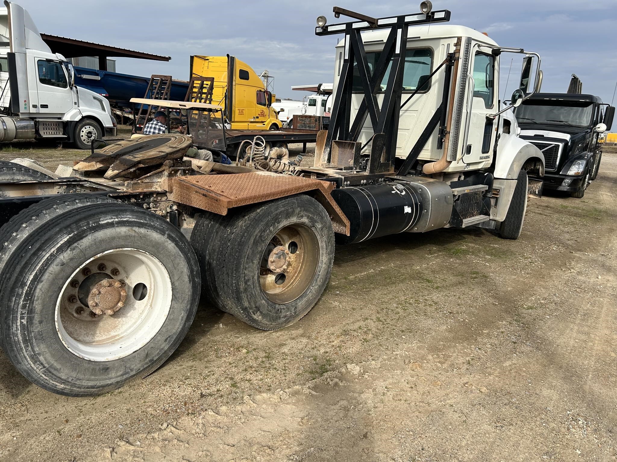 2014 Mack GU713 Semi Trucks/Trailer