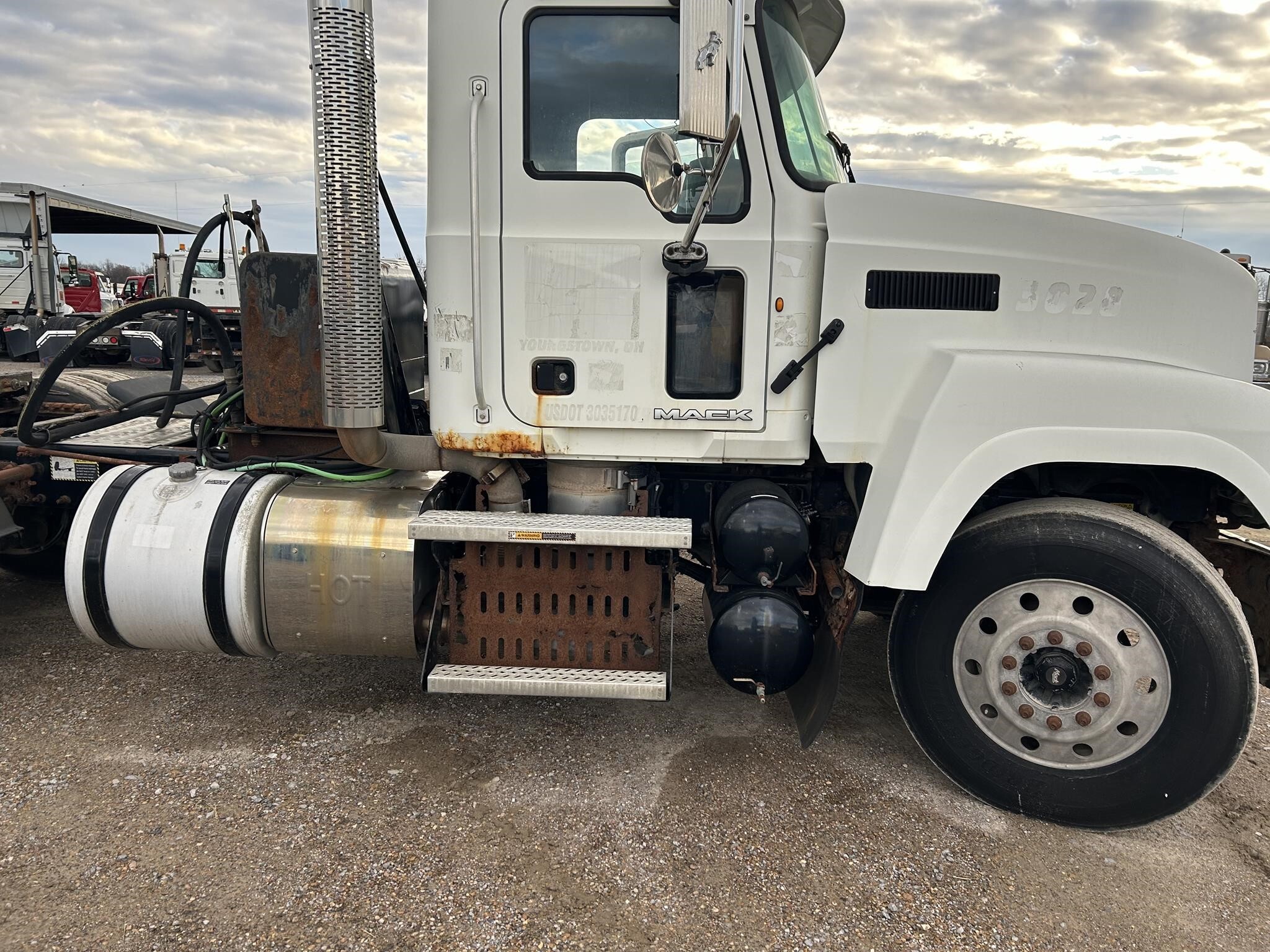 2011 Mack Pinnacle CHU613 Semi Trucks/Trailer