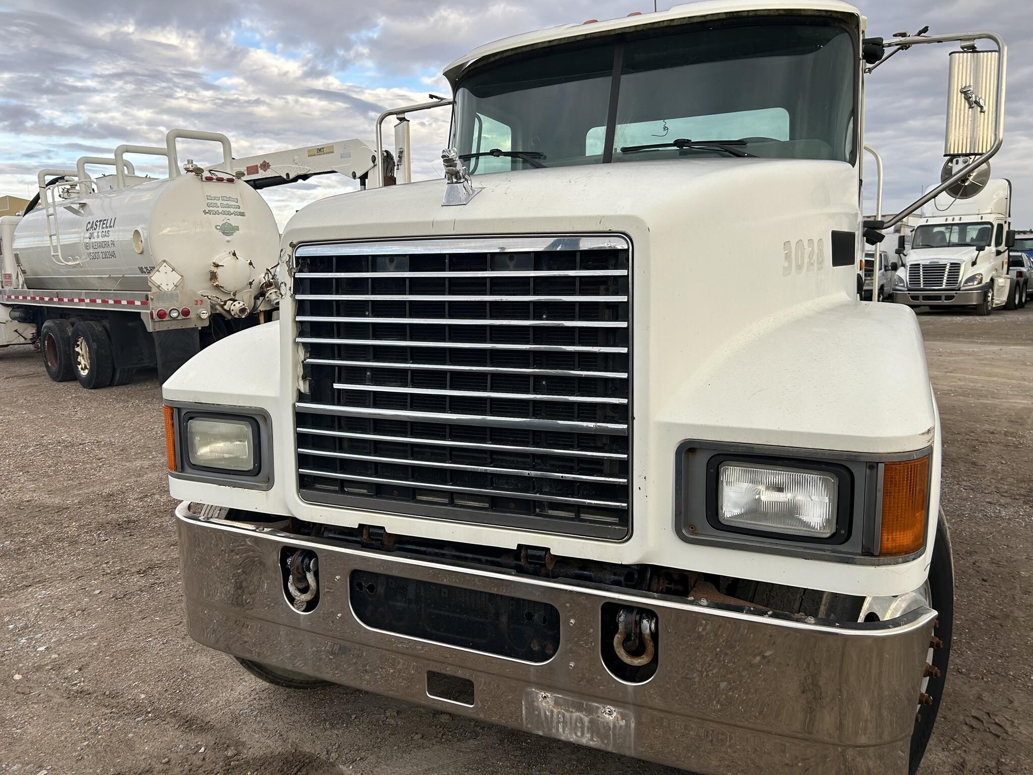 2011 Mack Pinnacle CHU613 Semi Trucks/Trailer