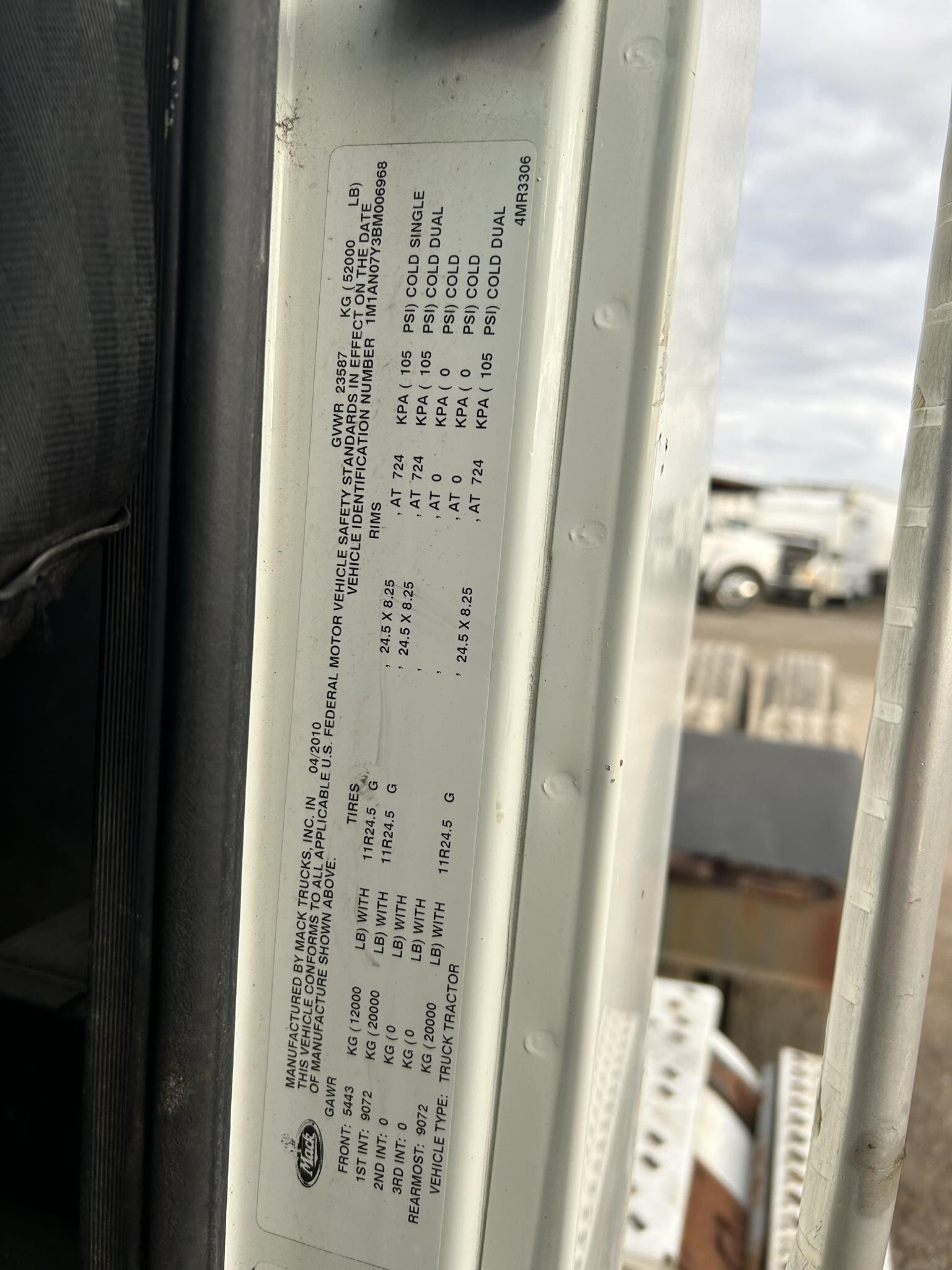 2011 Mack Pinnacle CHU613 Semi Trucks/Trailer