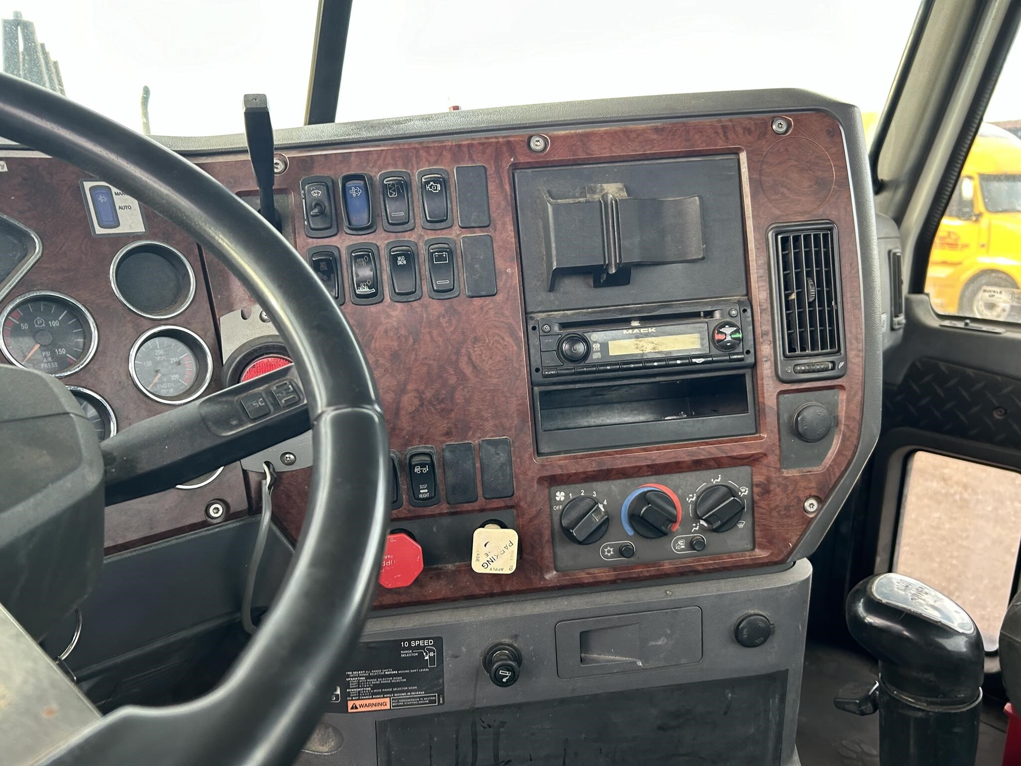 2011 Mack Pinnacle CHU613 Semi Trucks/Trailer