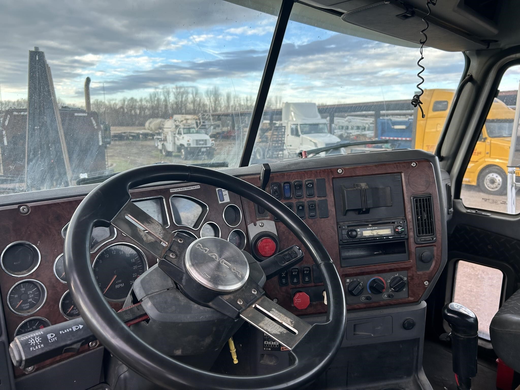 2011 Mack Pinnacle CHU613 Semi Trucks/Trailer