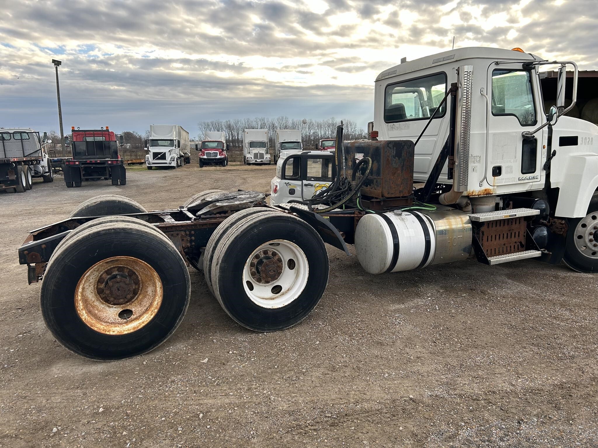 2011 Mack Pinnacle CHU613 Semi Trucks/Trailer