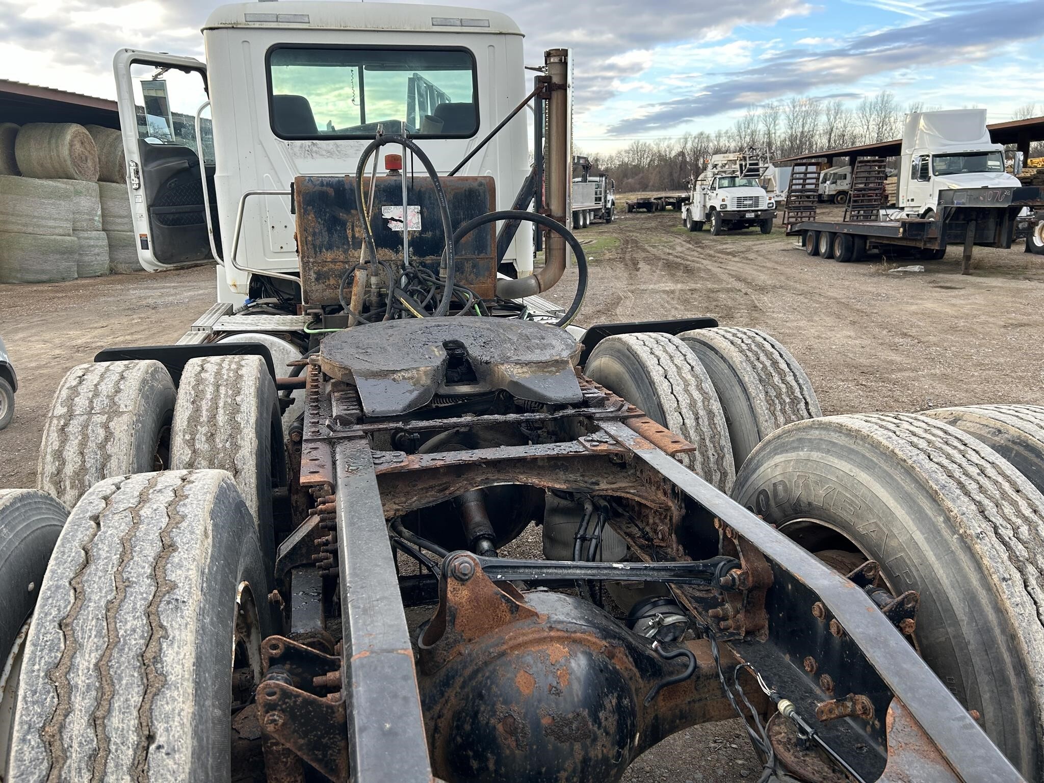 2011 Mack Pinnacle CHU613 Semi Trucks/Trailer