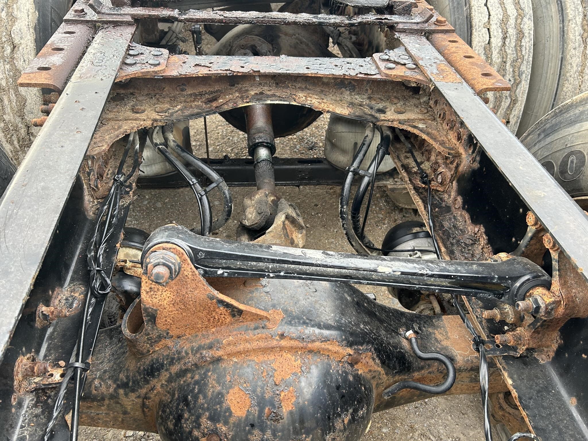 2011 Mack Pinnacle CHU613 Semi Trucks/Trailer