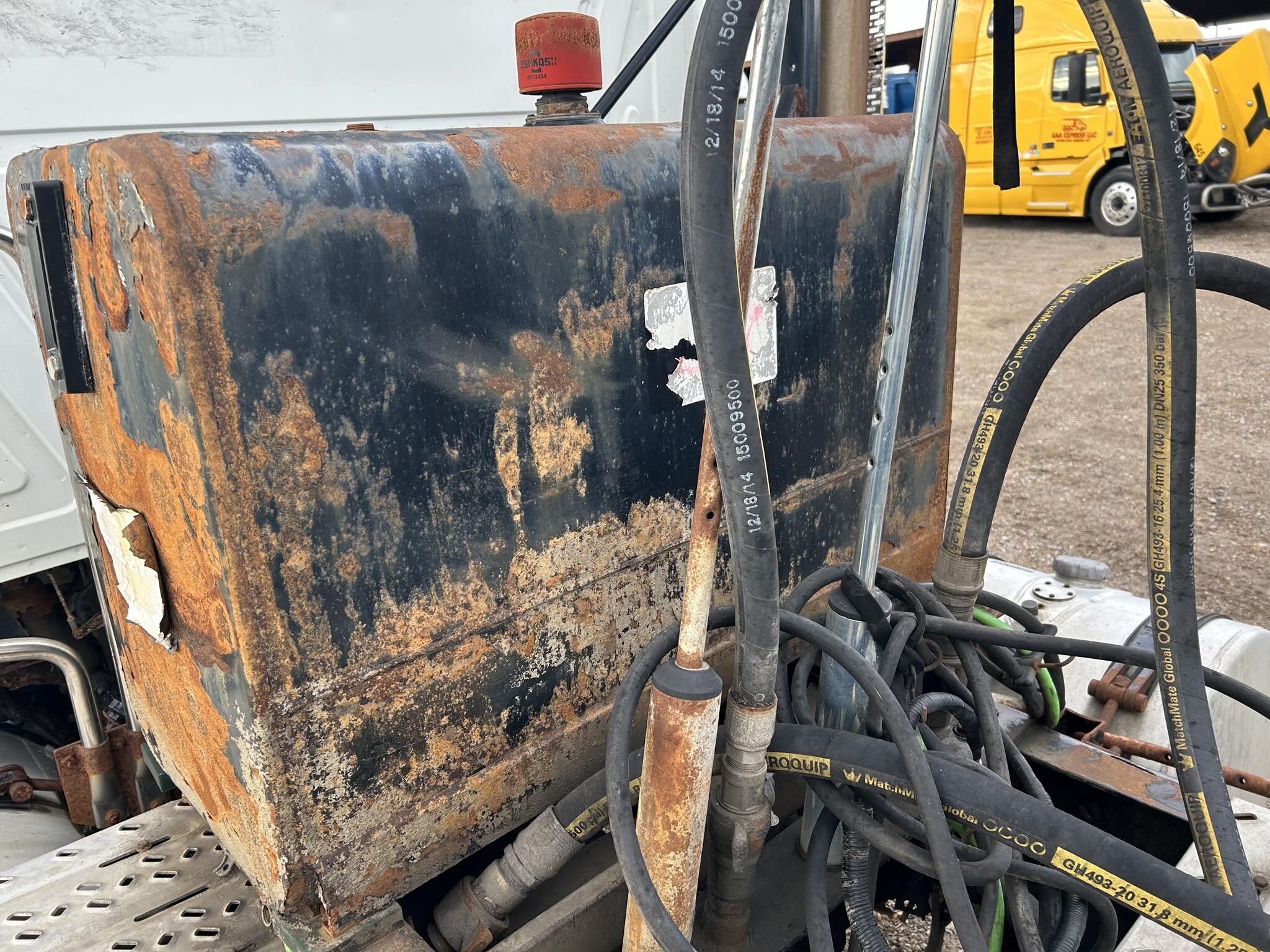 2011 Mack Pinnacle CHU613 Semi Trucks/Trailer