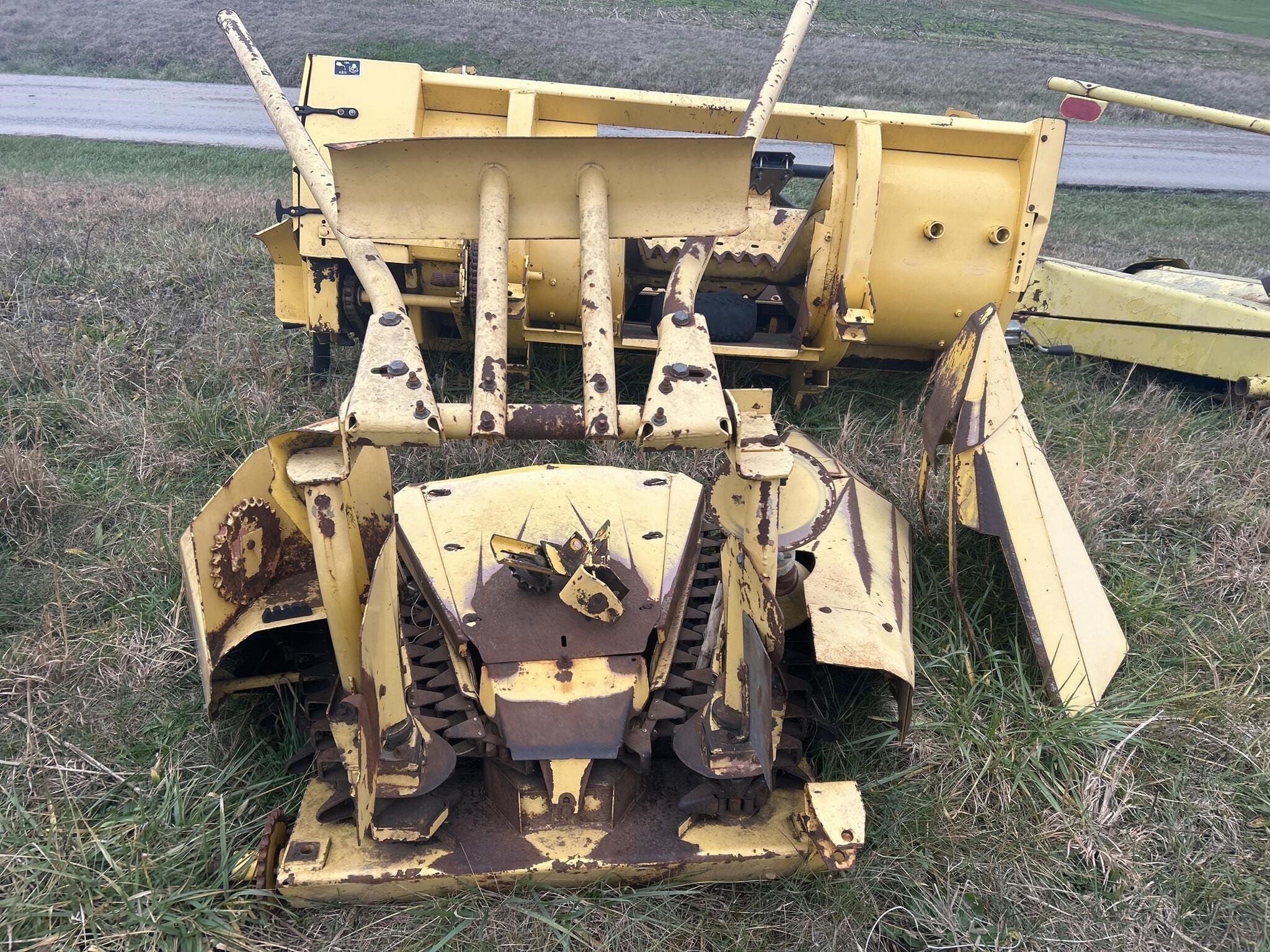 New Holland 824 Pull-Type Forage Harvester