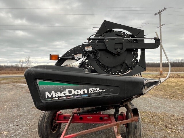 2011 MacDon FD70 Platform